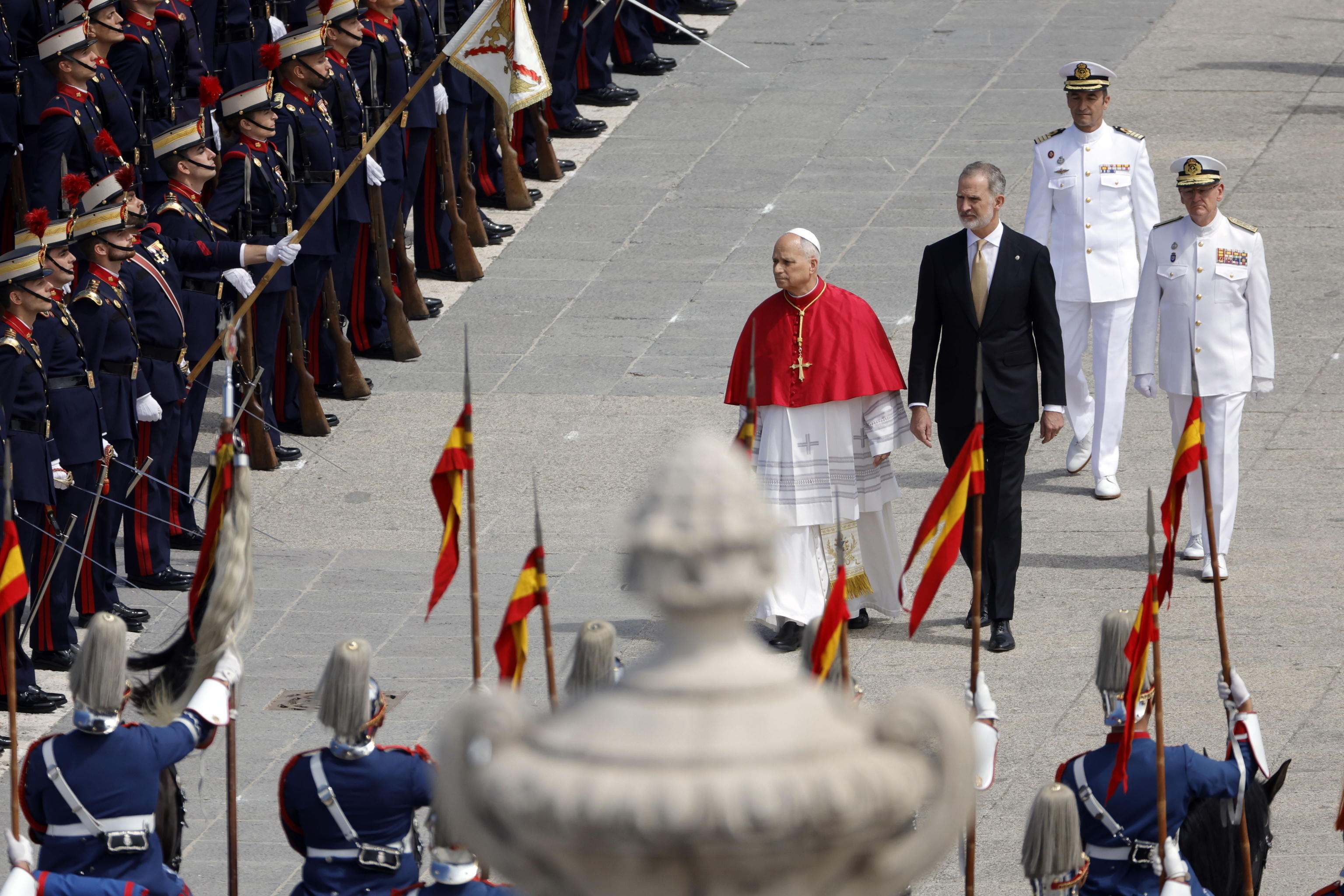 Il Papa viene accolto nel Palazzo reale di Madrid dal re di Spagna Felipe VI / ANSA