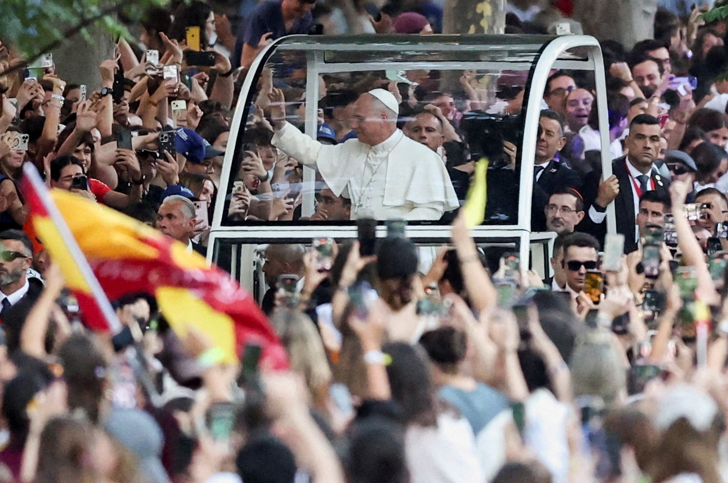 Papa Leone XIV attraversa la folla, 500mila giovani, per la veglia di preghiera a Madrid