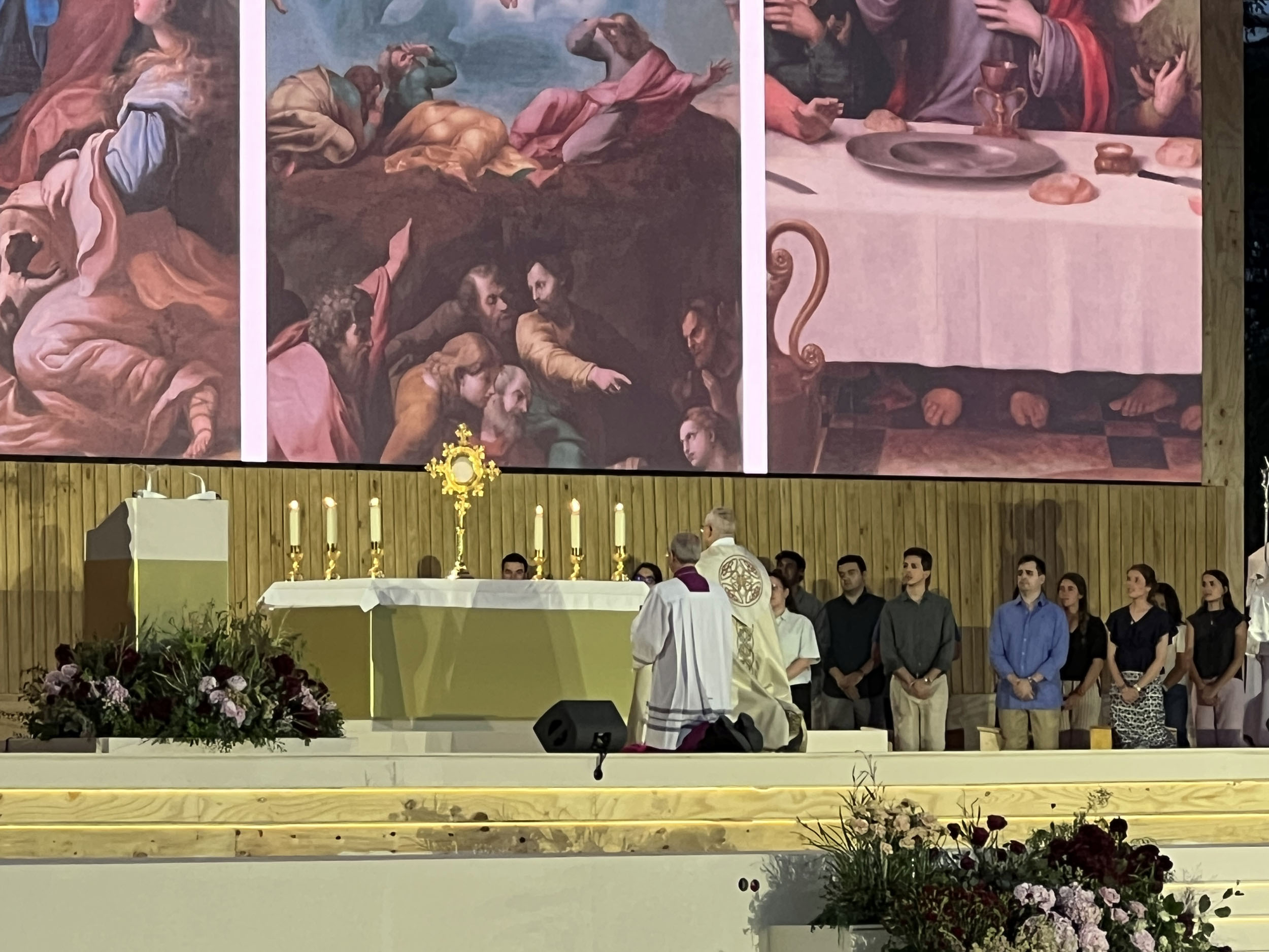 L'adorazione eucaristica con Leone XIV davanti a 500mila giovani a Madrid