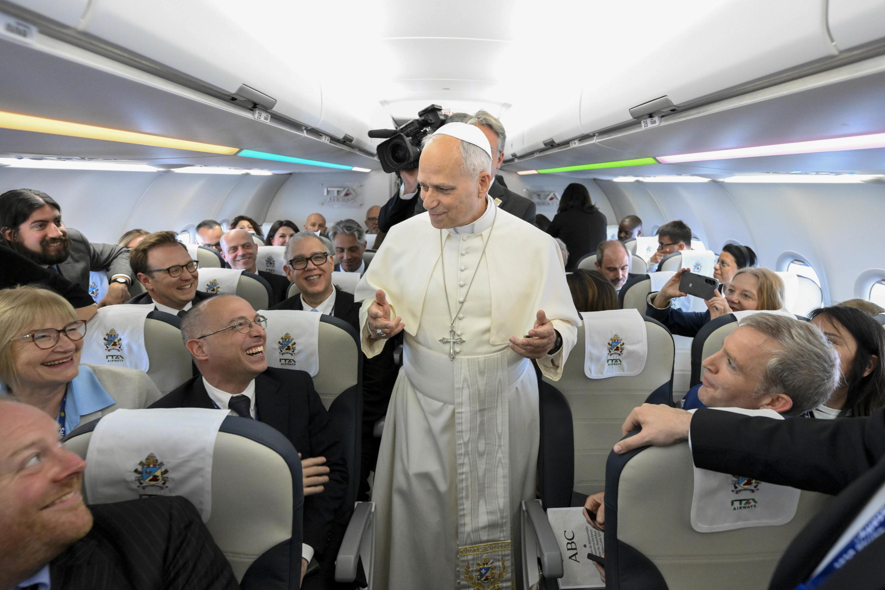 Papa Leone XIV durante l'incontro con i giornalisti sul volo papale verso la Spagna / VATICAN MEDIA
