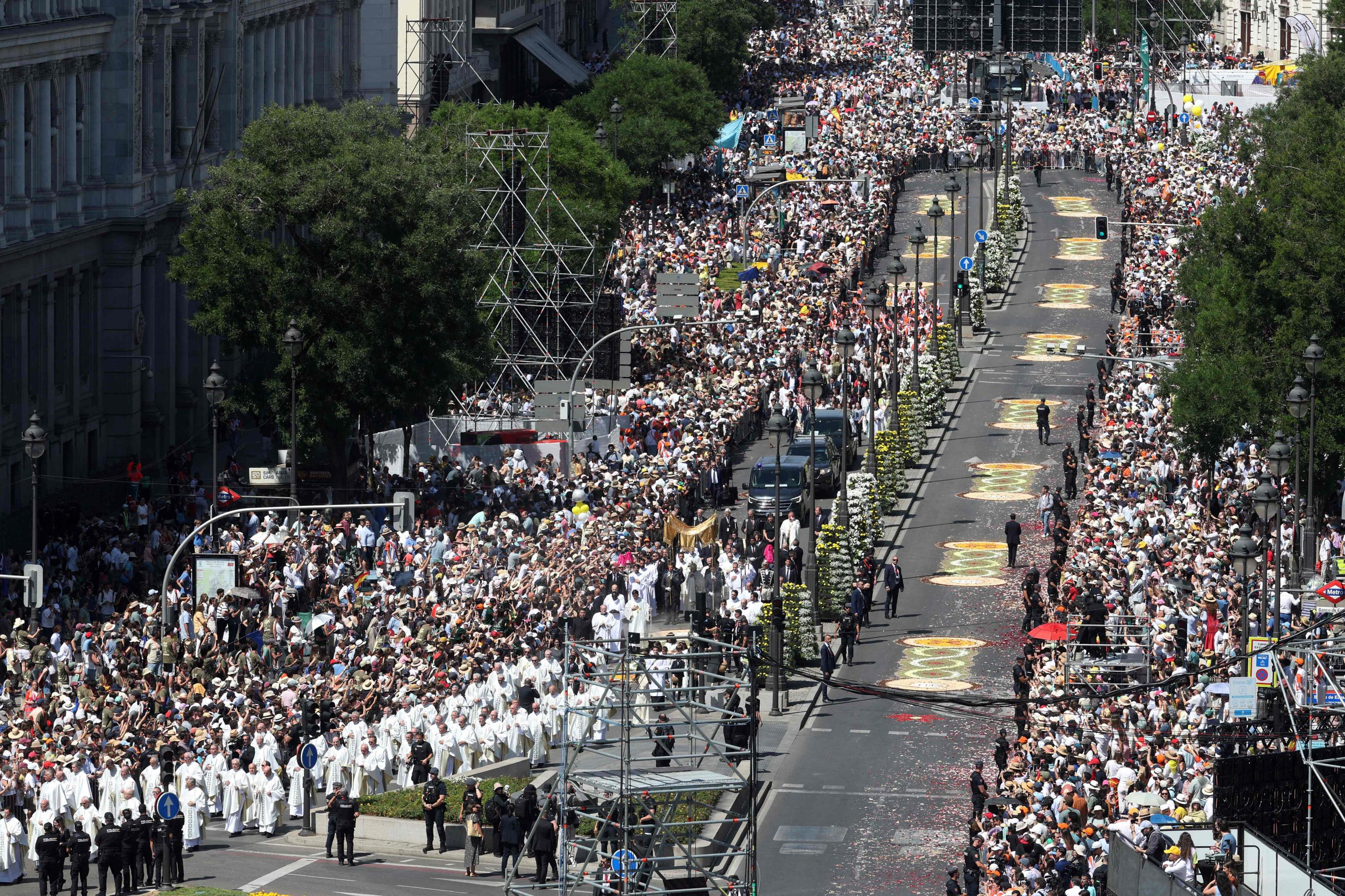 Papa Leone XIV guida la processione del Corpus Domini a Madrid / AFP
