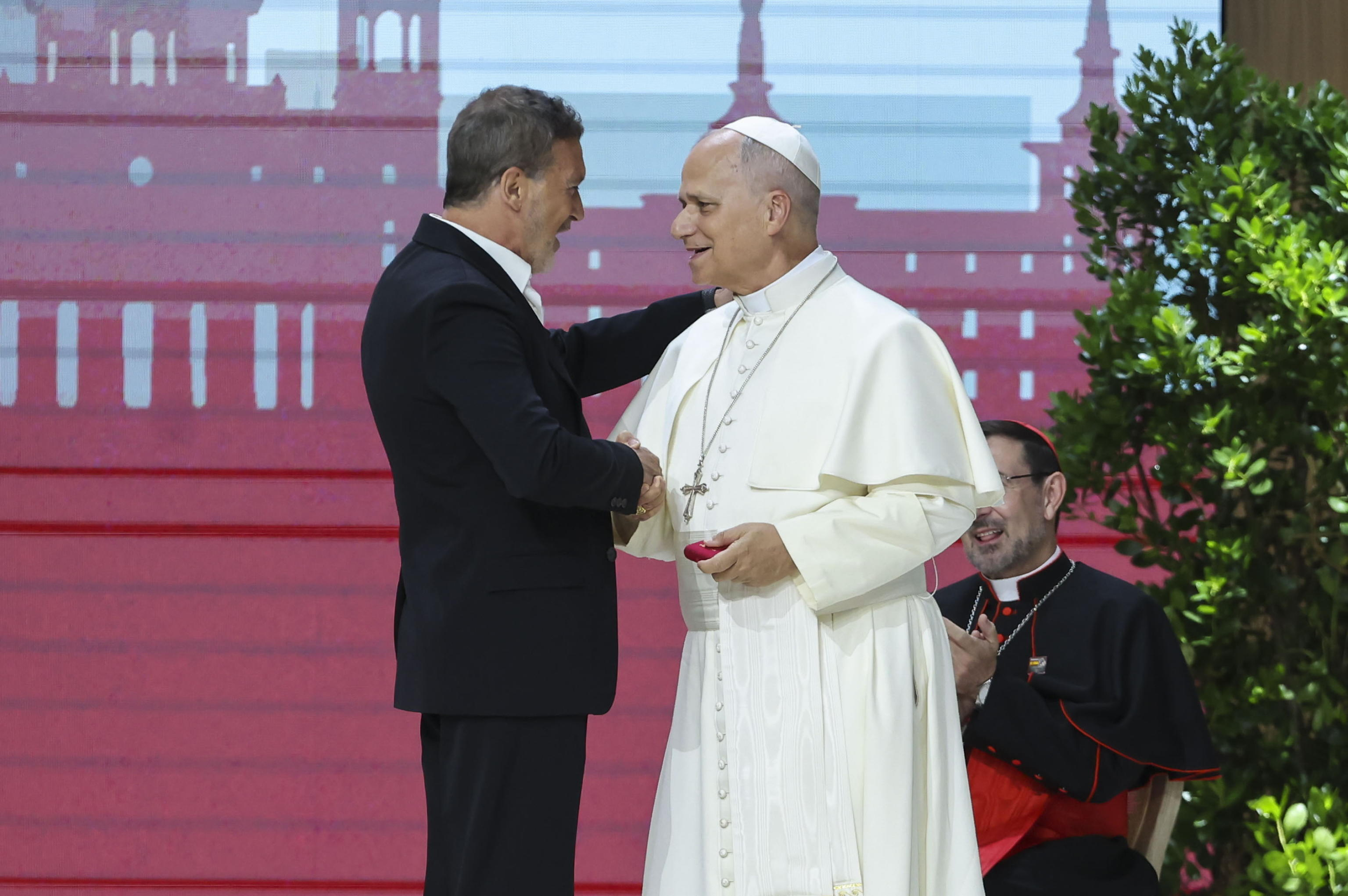 L'attore Antonio Banderas e Leone XIV durante l'incontro del Papa con il mondo della cultura a Madrid / ANSA