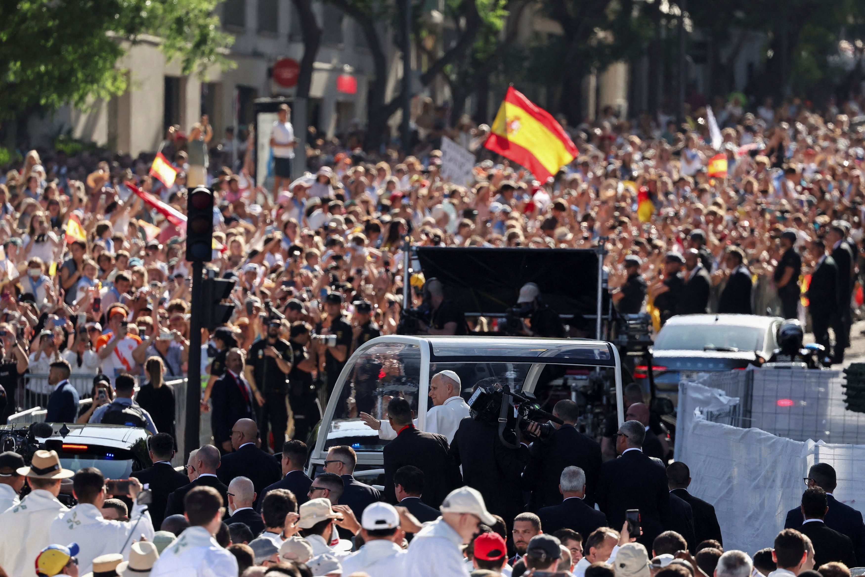 Papa Leone XIV in papamobile fra la folla che ha invaso Madrid per la solennità del Corpus Domini / REUTERS