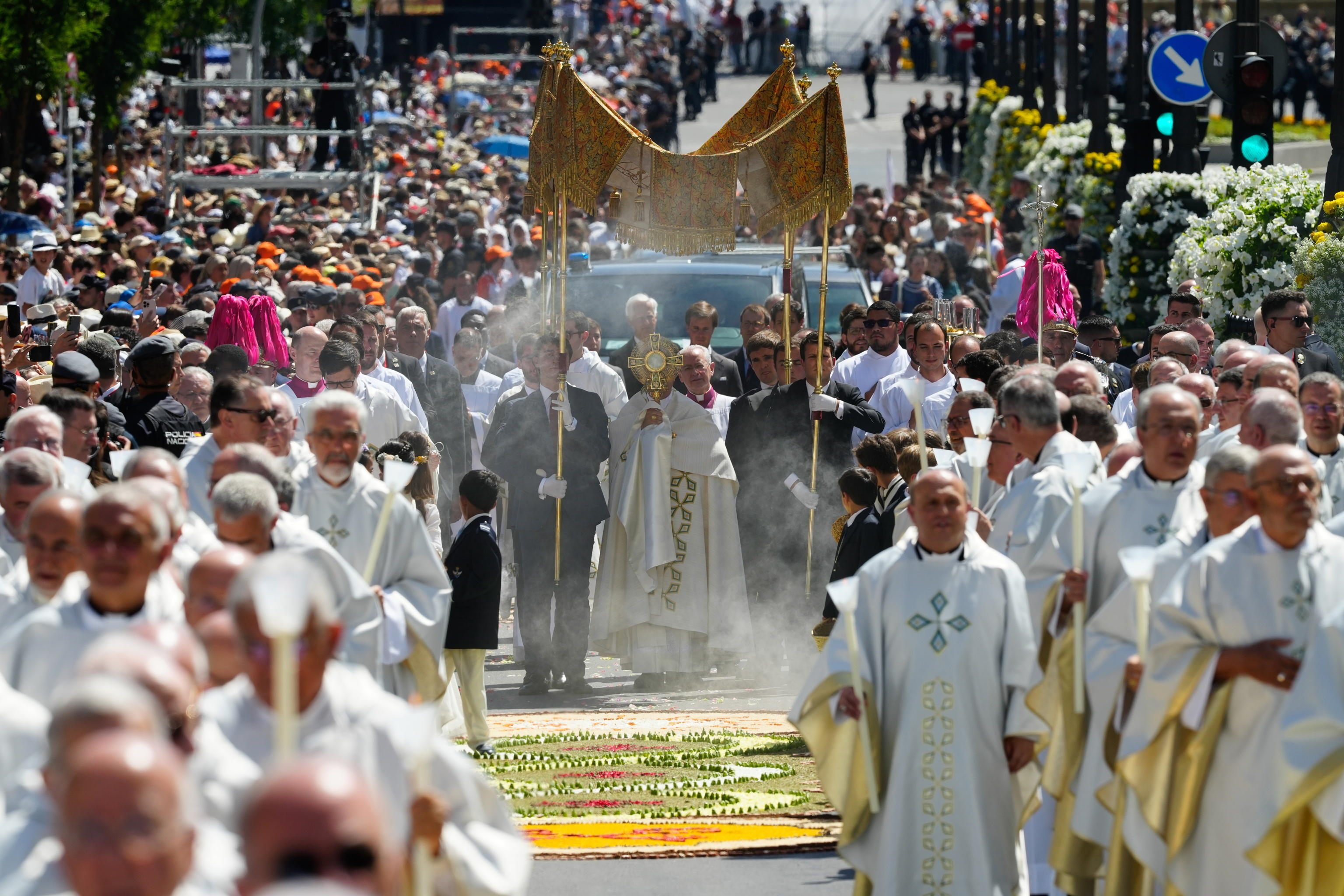 Papa Leone XIV guida la processione del Corpus Domini a Madrid / ANSA