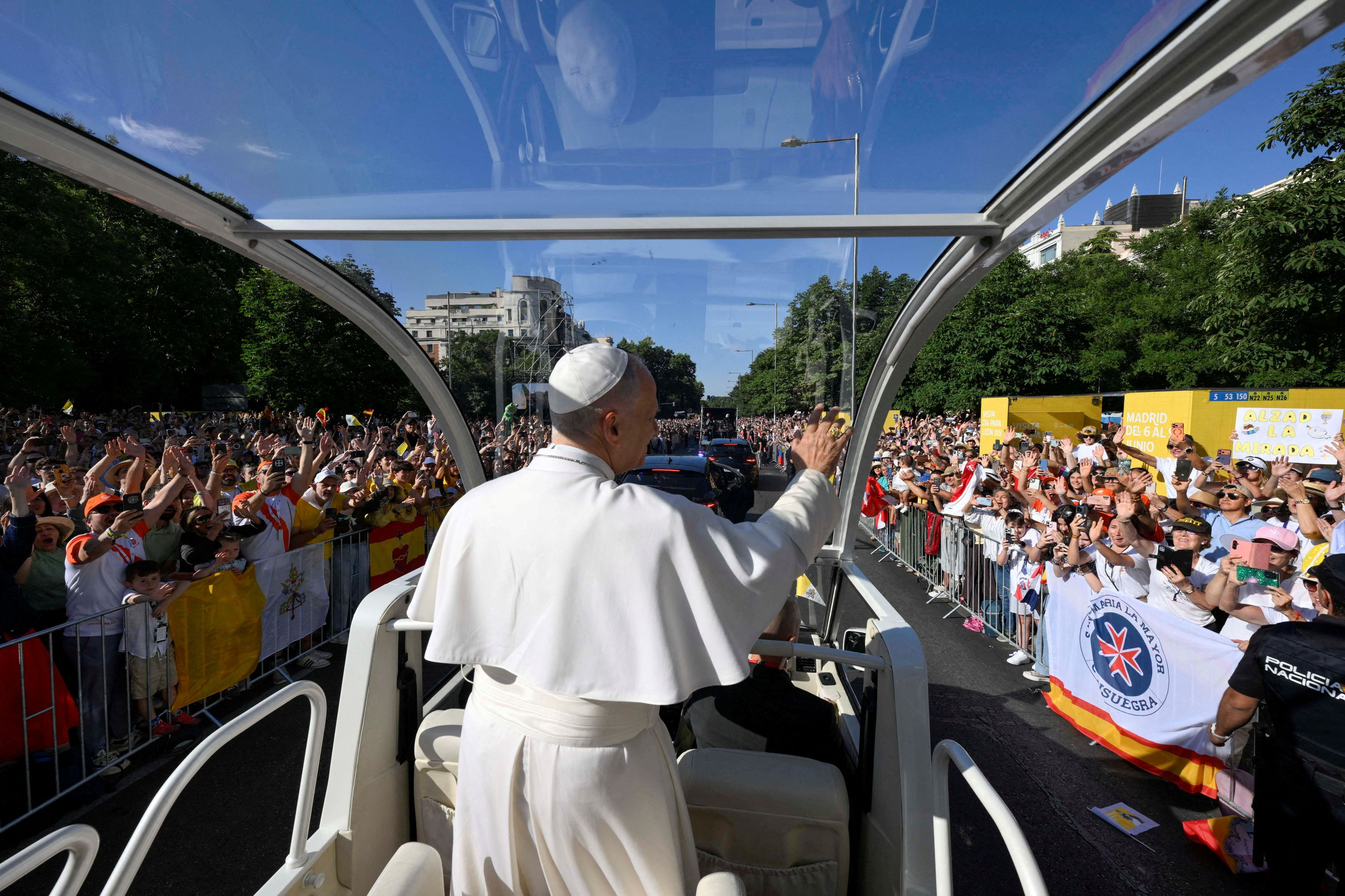 Papa Leone XIV in papamobile fra la folla che ha invaso Madrid per la solennità del Corpus Domini / Vatican Media