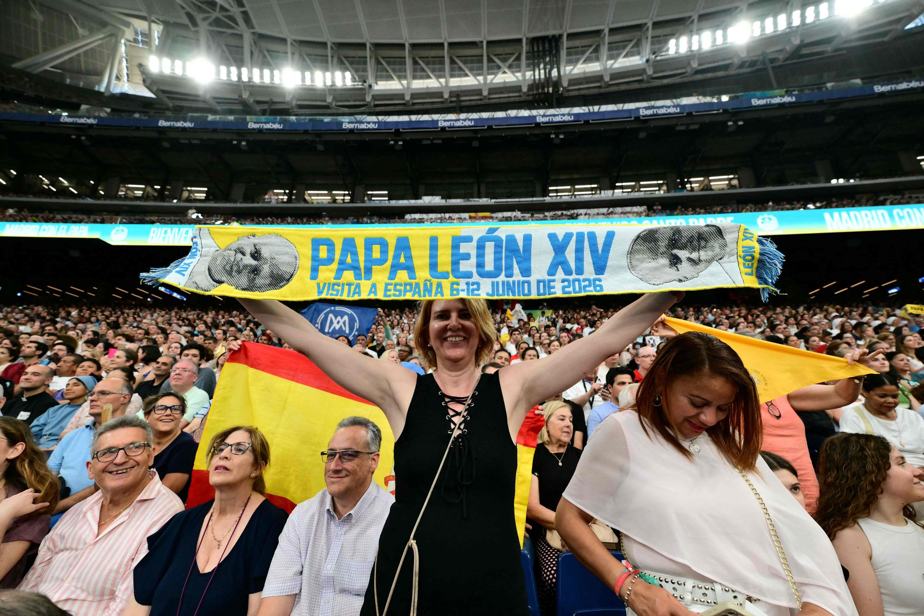 Allo stadio Bernabeu di Madrid l'incontro di festa con papa Leone XIV davanti a 80mila persone / AFP
