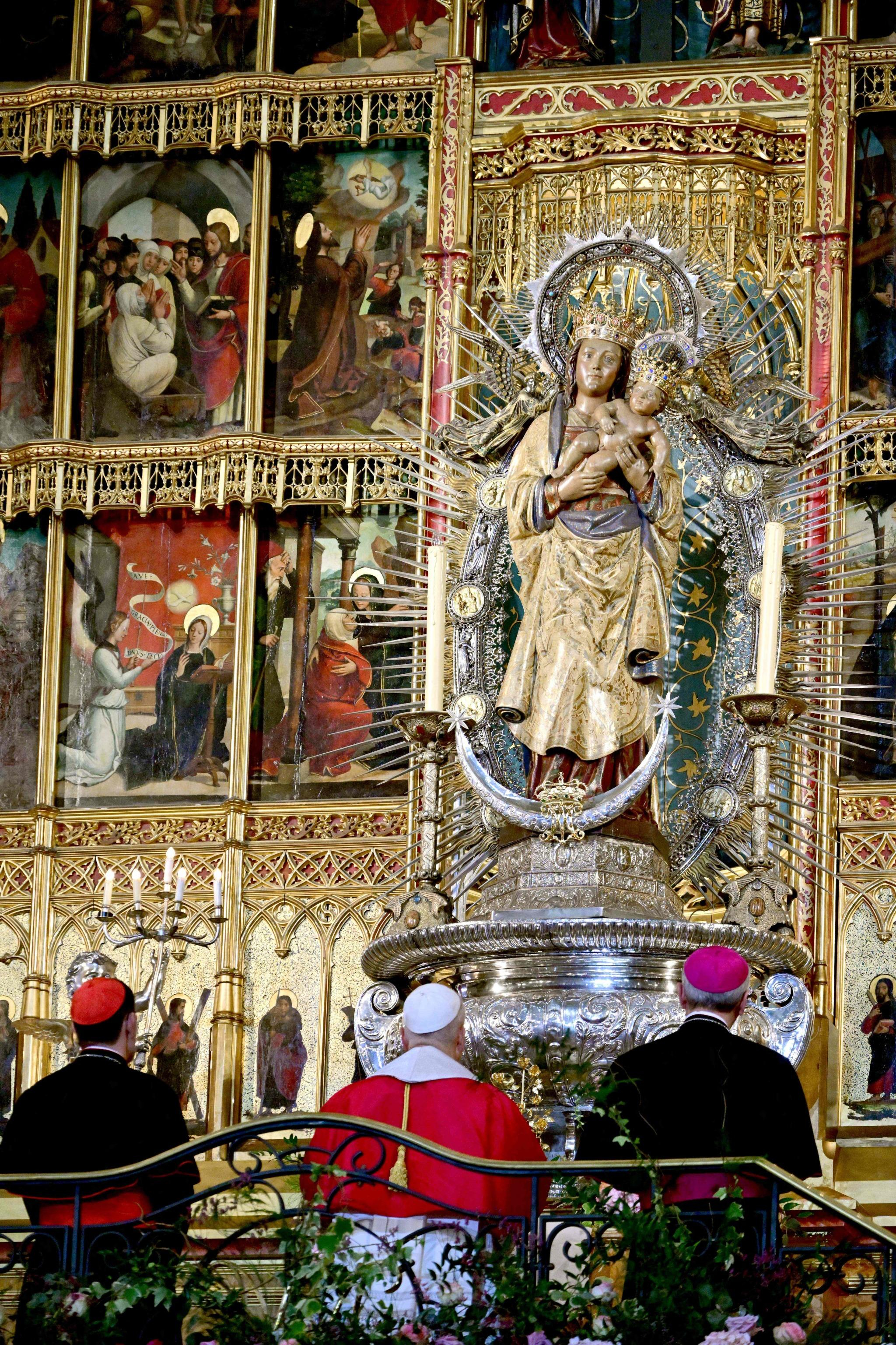 Papa Leone XIV davanti alla Vergine dell’Almudena, nella Cattedrale di Madrid / AFP