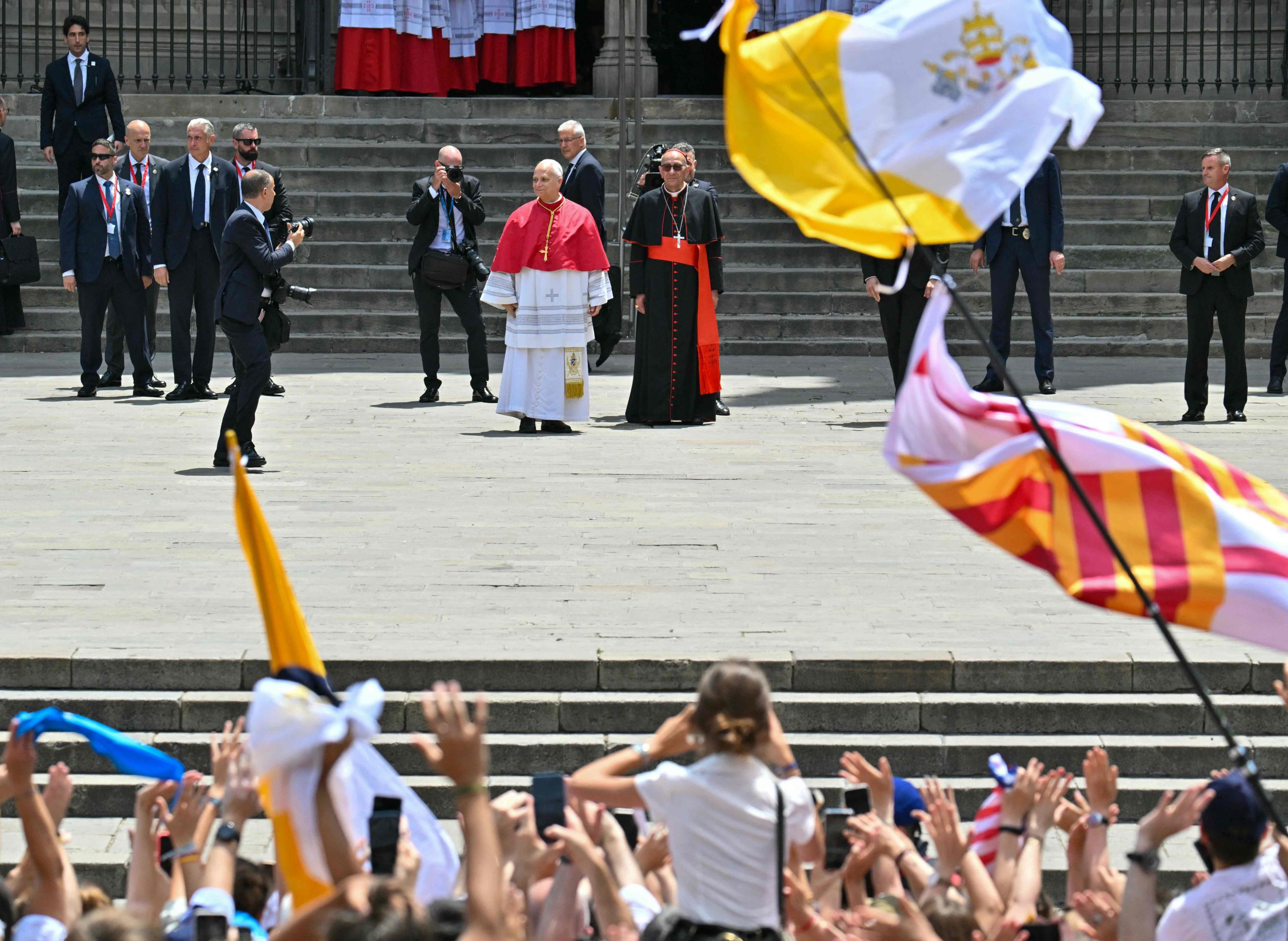 Leone XIV salutato dalla folla al suo arrivo nella Cattedrale di Barcellona / AFP