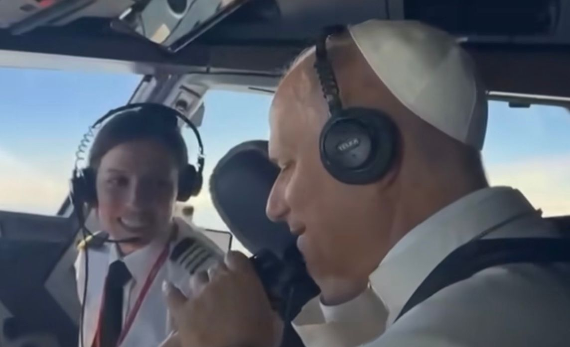 Un fotogramma del video con il Papa nella cabina di comando del volo Iberia diretto a Barcellona. Il video è stato diffuso dalla compagna aerea spagnola