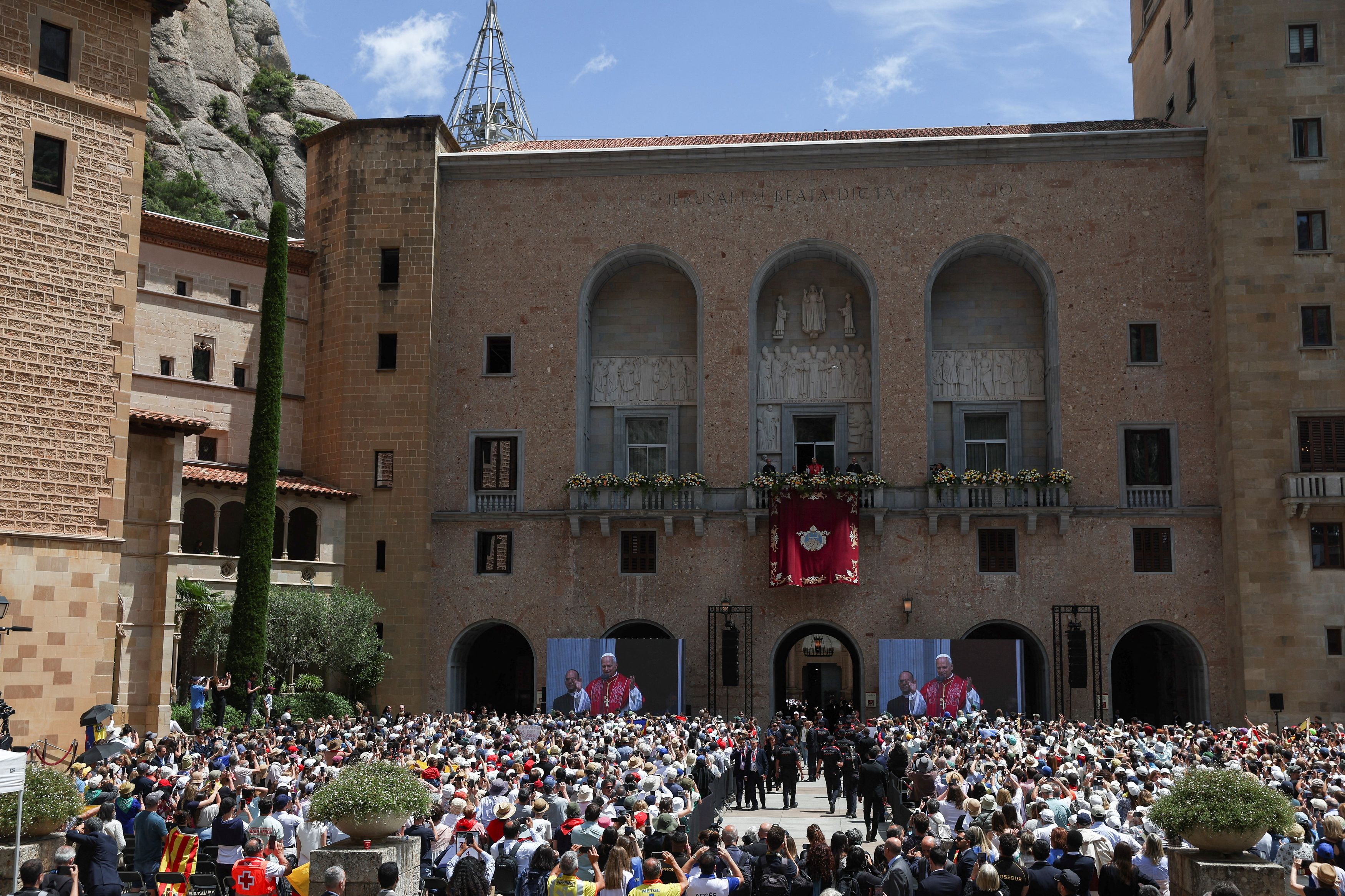 Papa Leone XIV saluta la folla davanti al santuario mariano di Montserrat / REUTERS