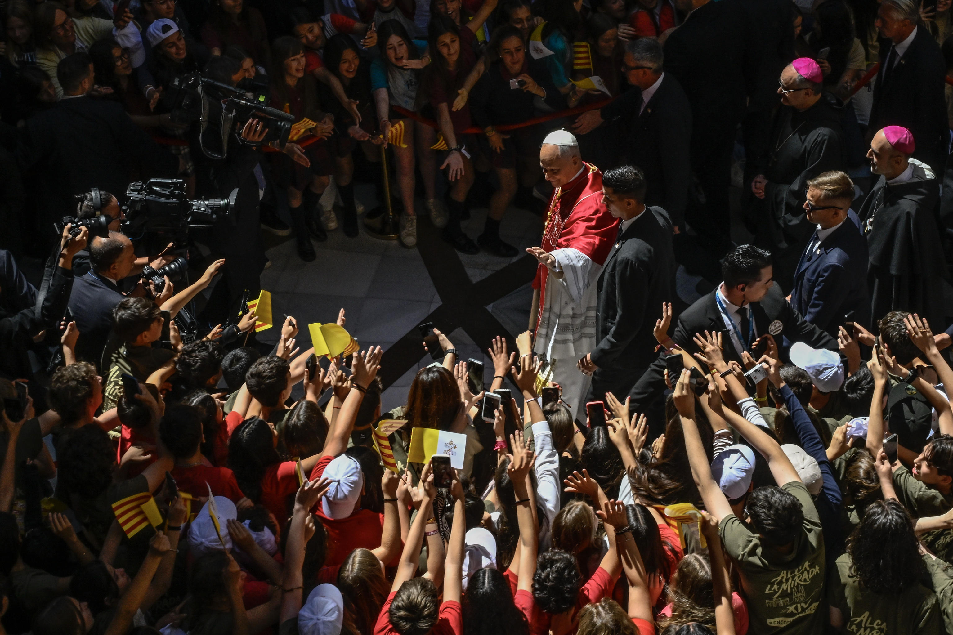  Papa Leone XIV saluta la folla nel santuario mariano di Montserrat / ANSA