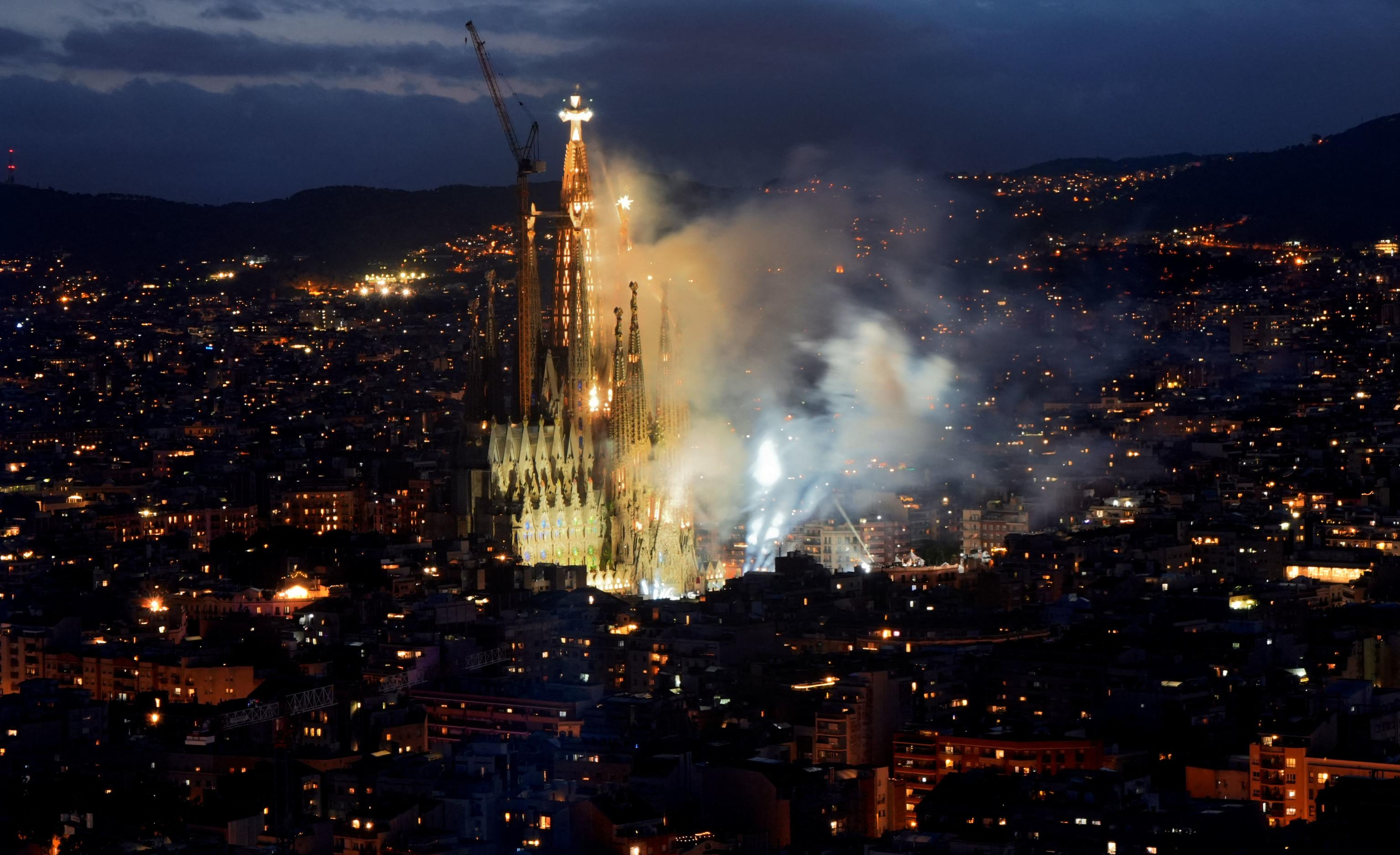 Lo spettacolo di luci, musica e fuochi artificiali per l'inaugurazione della torre di Gesù della Sagrada Familia / AFP
