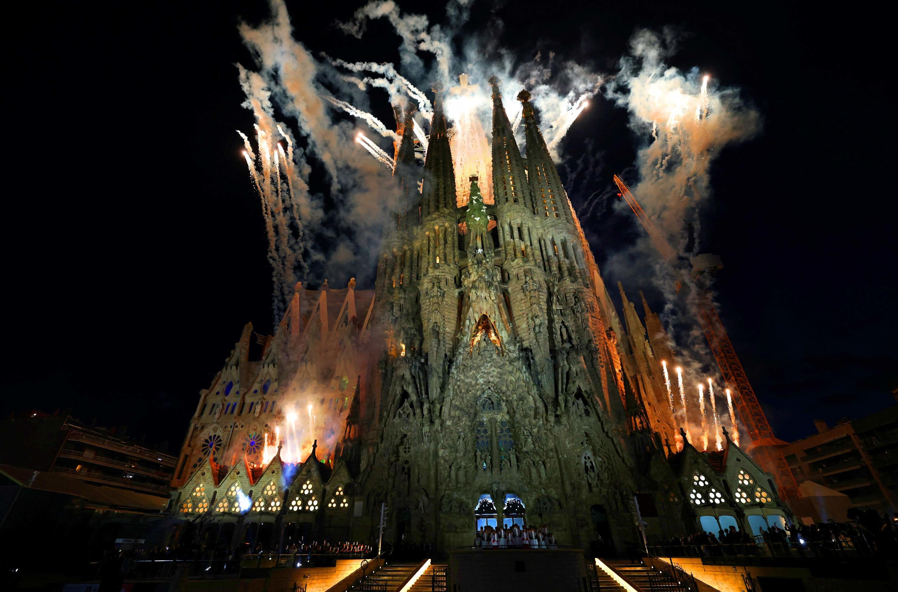 La benedizione di Papa Leone XIV per l'inaugurazione della torre di Gesù della Sagrada Familia / ANSA