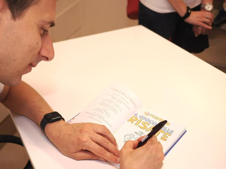 Alessandro Perugini, in arte Pera Toons, mentre disegna