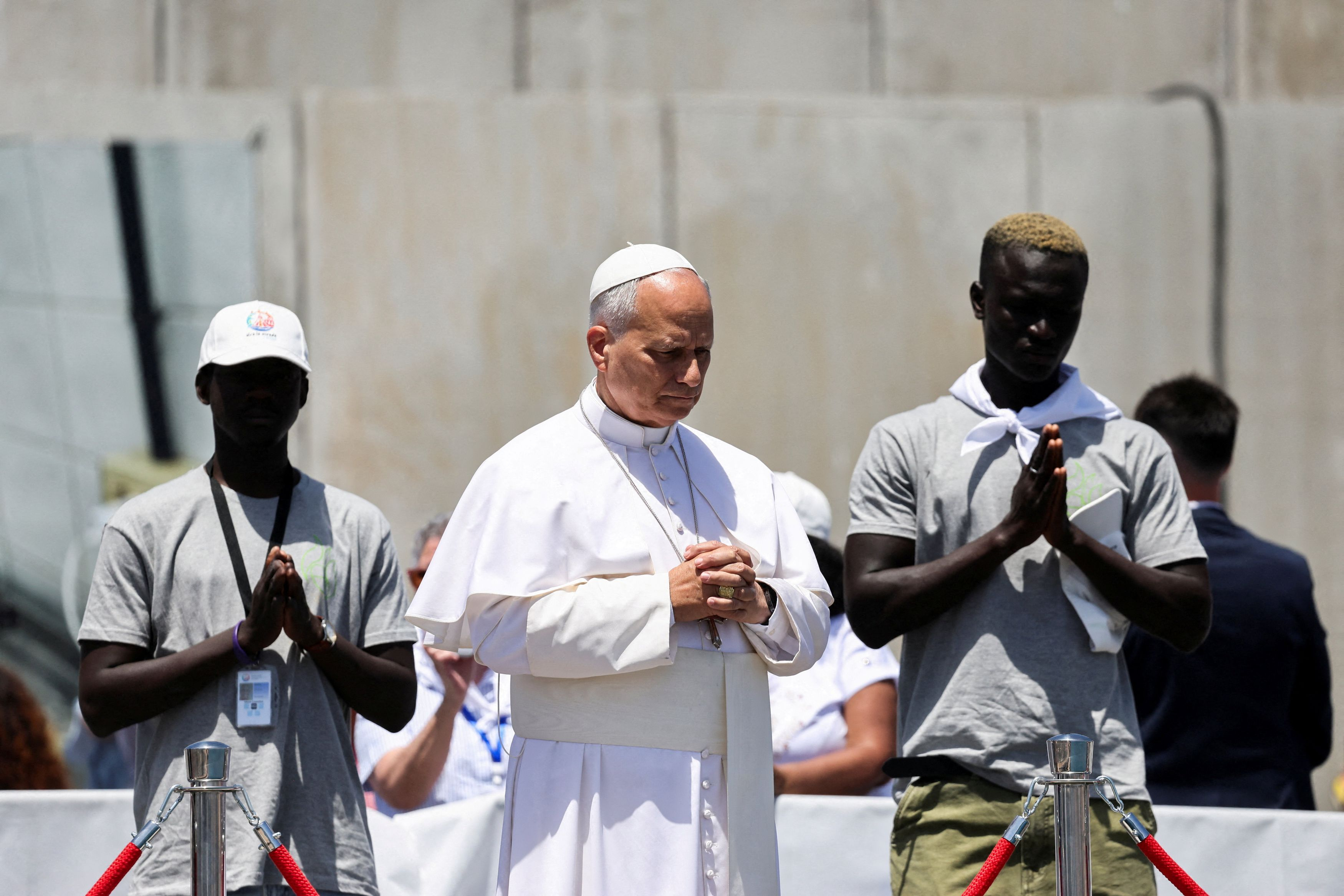 All'isola Gran Canaria, sul "porto della vergogna", papa Leone XIV in preghiera per i migranti morti nell'oceano / REUTERS