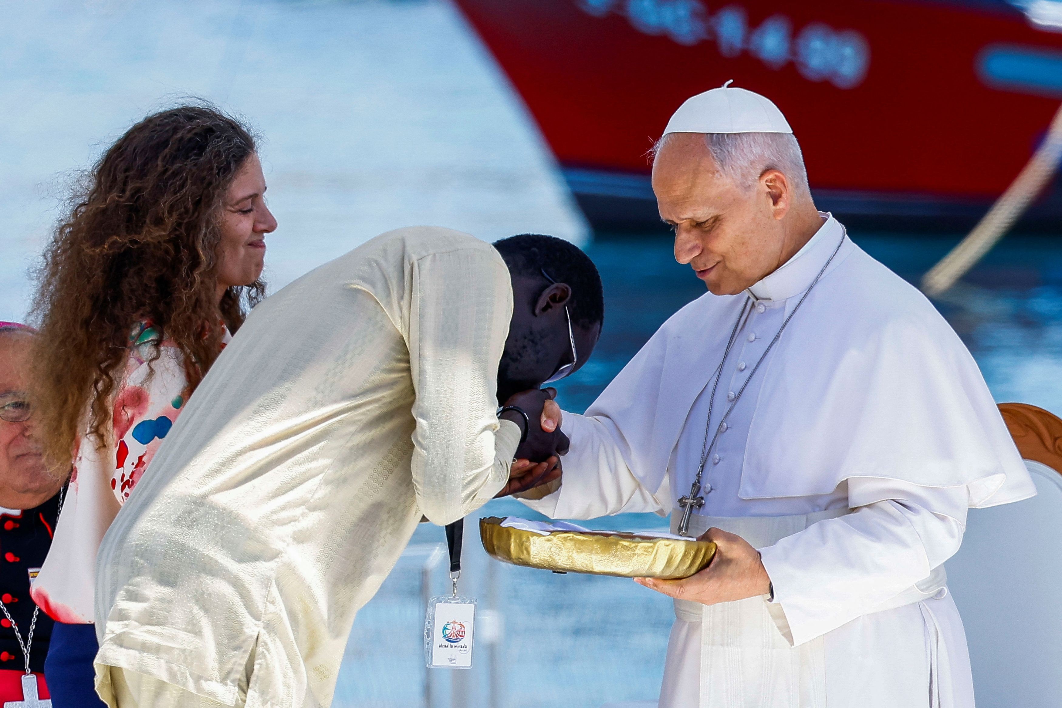 Papa Leone XIV con i migranti nel "porto della vergogna" dell'isola di Gran Canaria / REUTERS