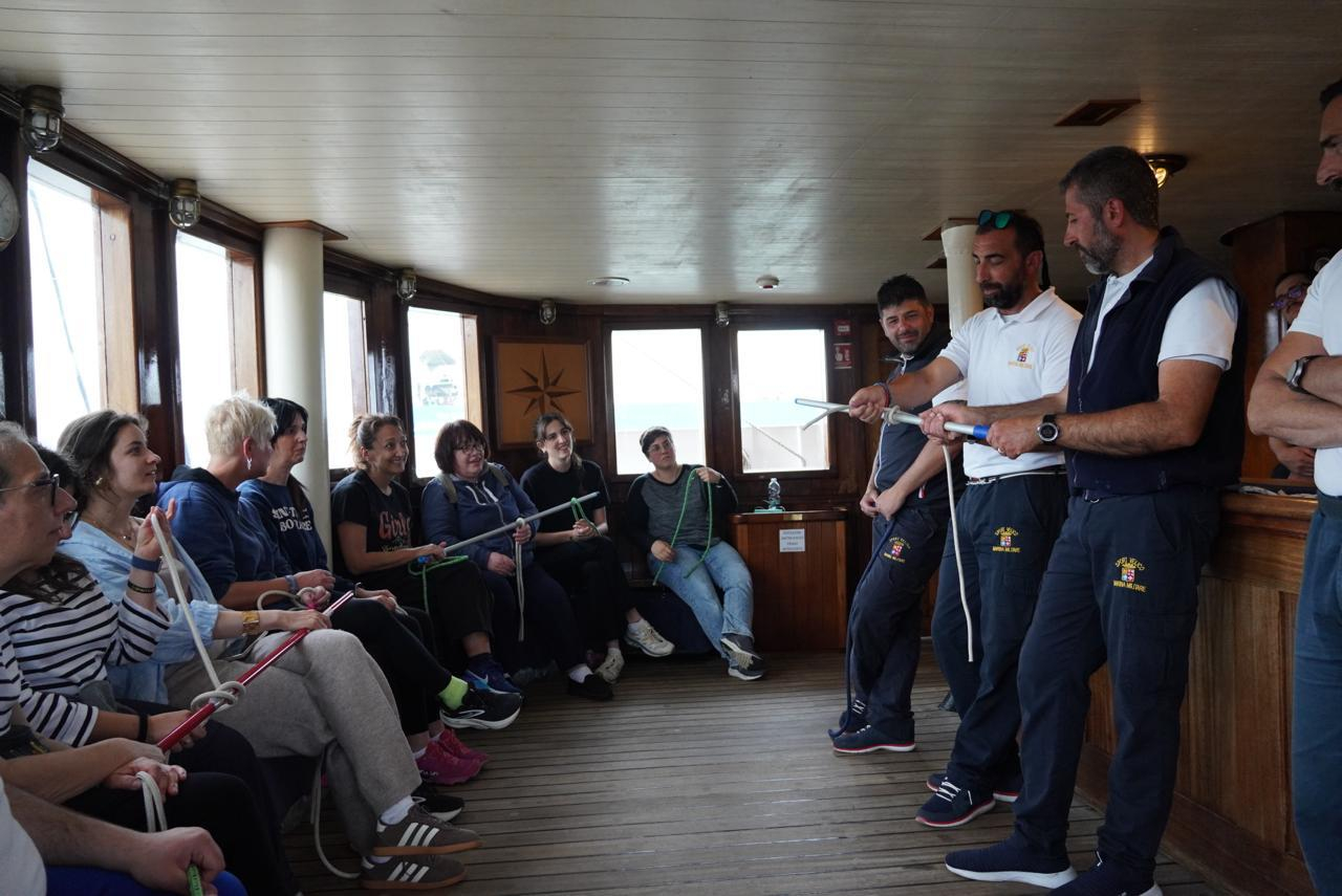 A lezione di arte marinaresca a bordo di Nave Italia / foto Marina Militare