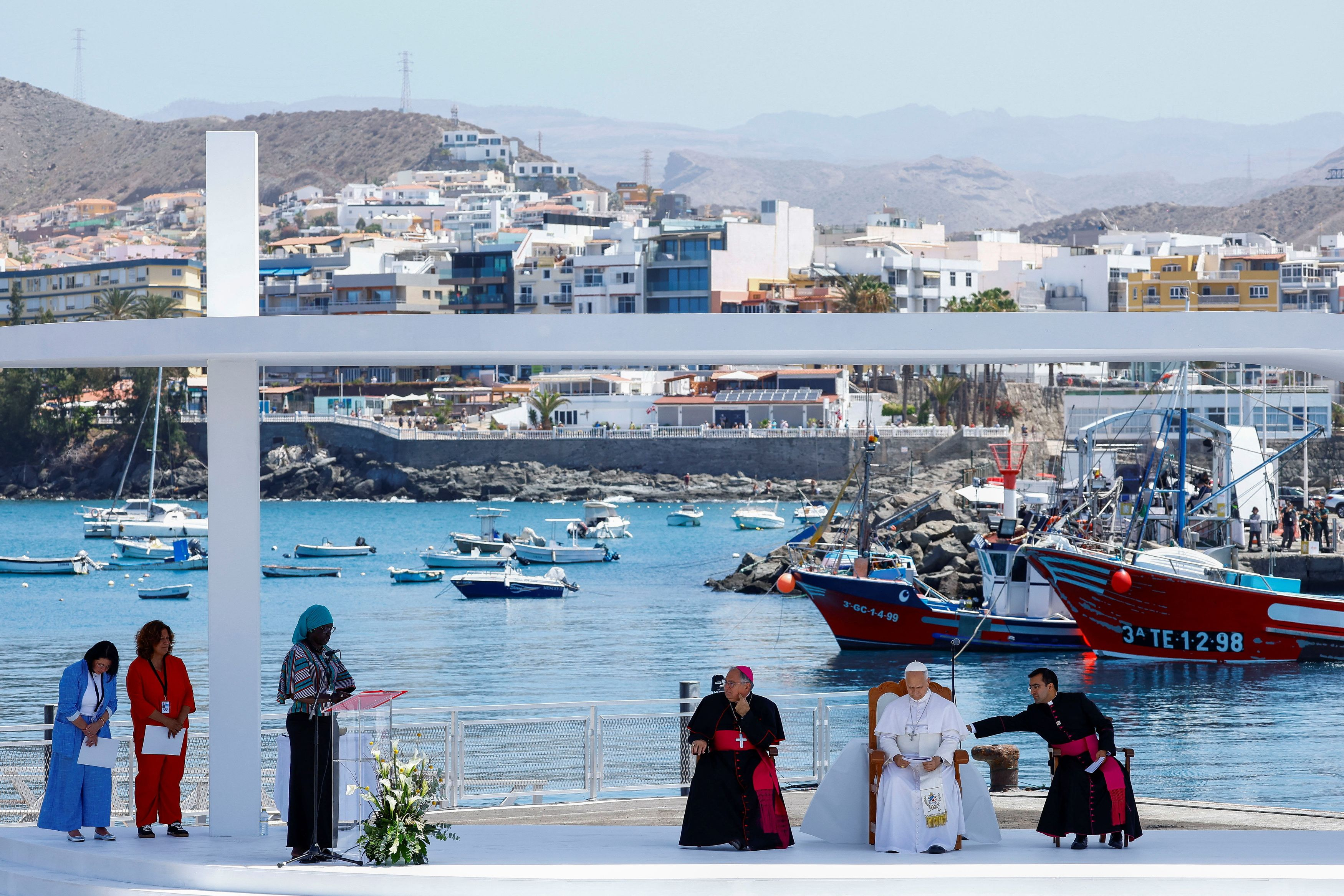 Papa Leone XIV nel "porto della vergogna" dell'isola di Gran Canaria dove sono stati respinti 3mila migranti / REUTERS