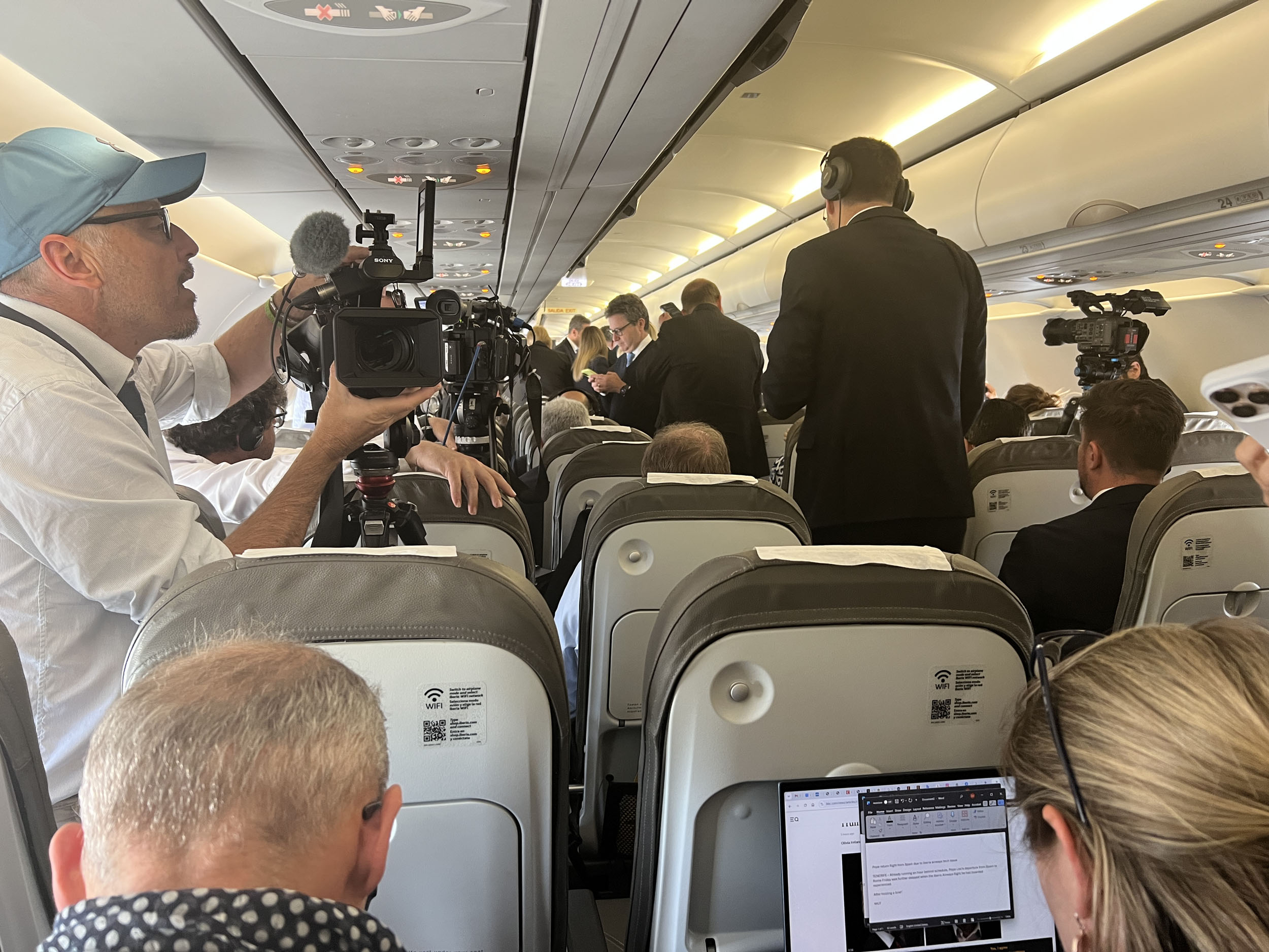I giornalisti a bordo dell'aereo papale bloccato a Tenerife