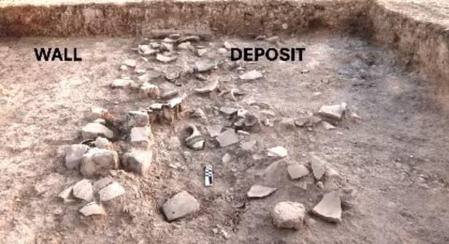 Frammenti di vasi e altri detriti provenienti da uno strato di distruzione sono stati conservati a est di un monumentale muro di mattoni di fango nel Palazzo Est della Città Bassa a Kurd Qaburstan / Edward Dandrow / Kurd Qaburstan Project