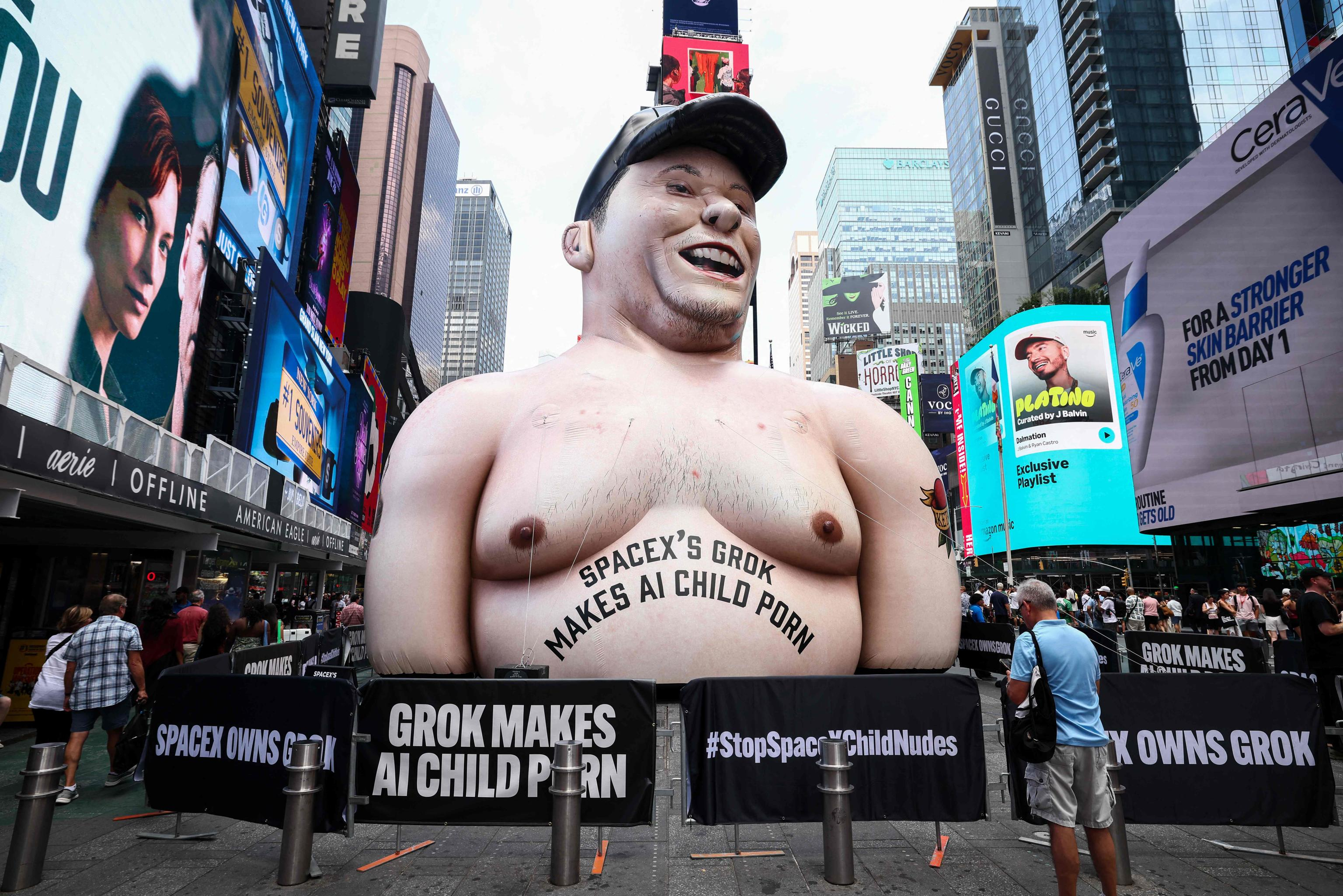 Un gonfiabile con l'aspetto di Elon Musk portato in corteo a Times Square in una manifestazione di protesta contro le attività delle aziende di Elon Musk /Ansa