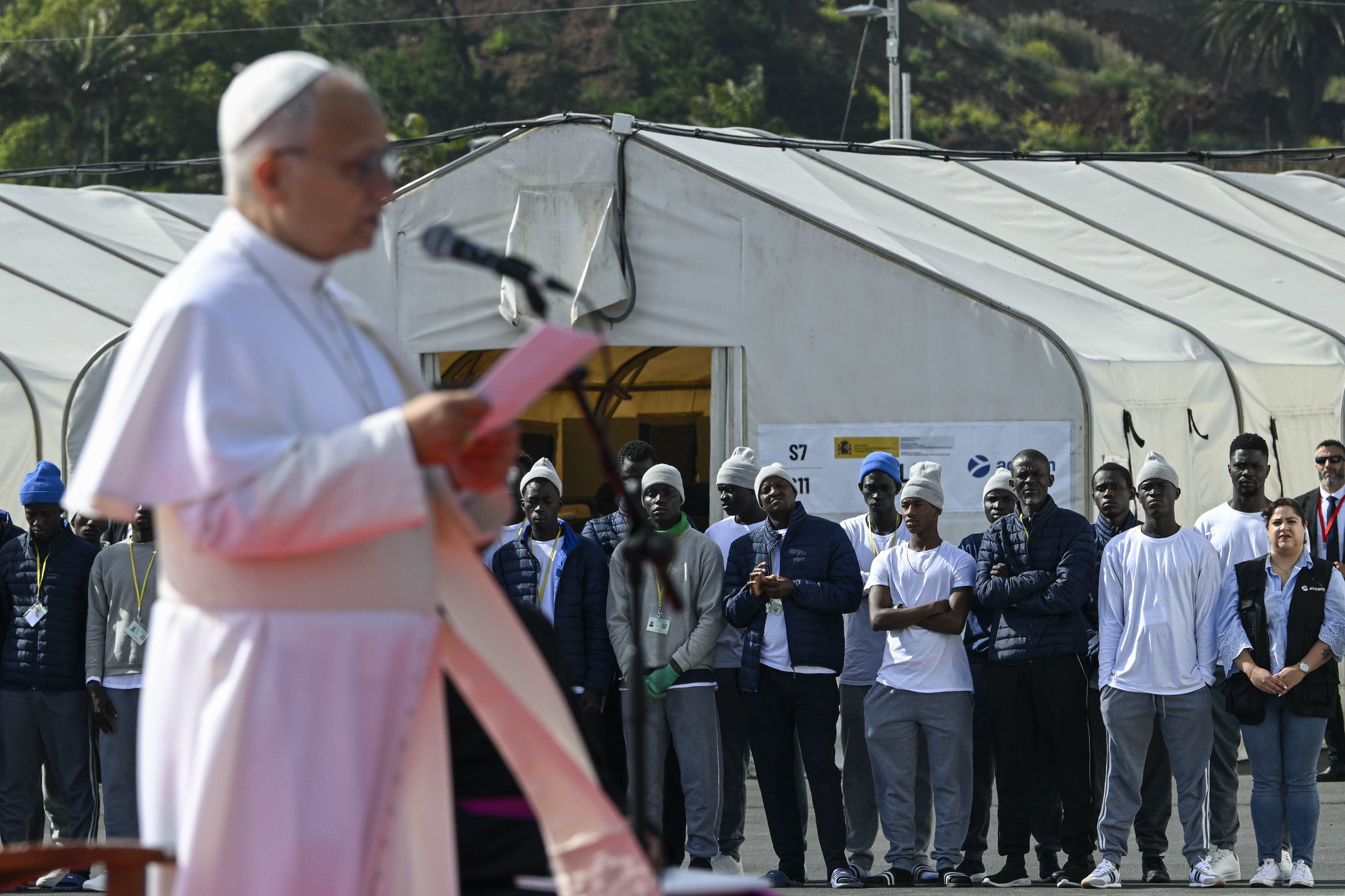 Papa Leone fra i migranti del Centro di accoglienza temporanea nell'isola di Tenerife nell'arcipelago delle Canarie /&nbsp; VATICAN MEDIA