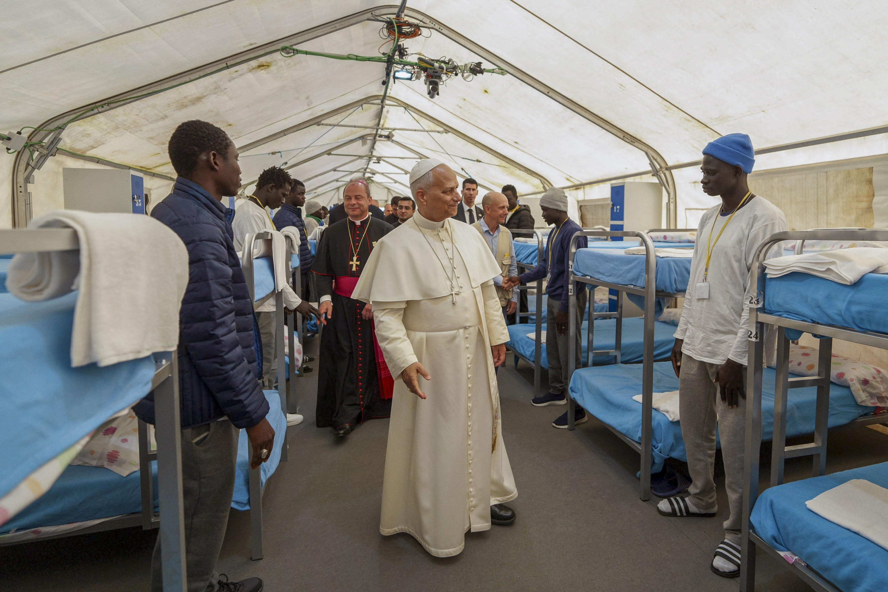 Papa Leone fra i migranti del Centro di accoglienza temporanea nell'isola di Tenerife nell'arcipelago delle Canarie / Ansa