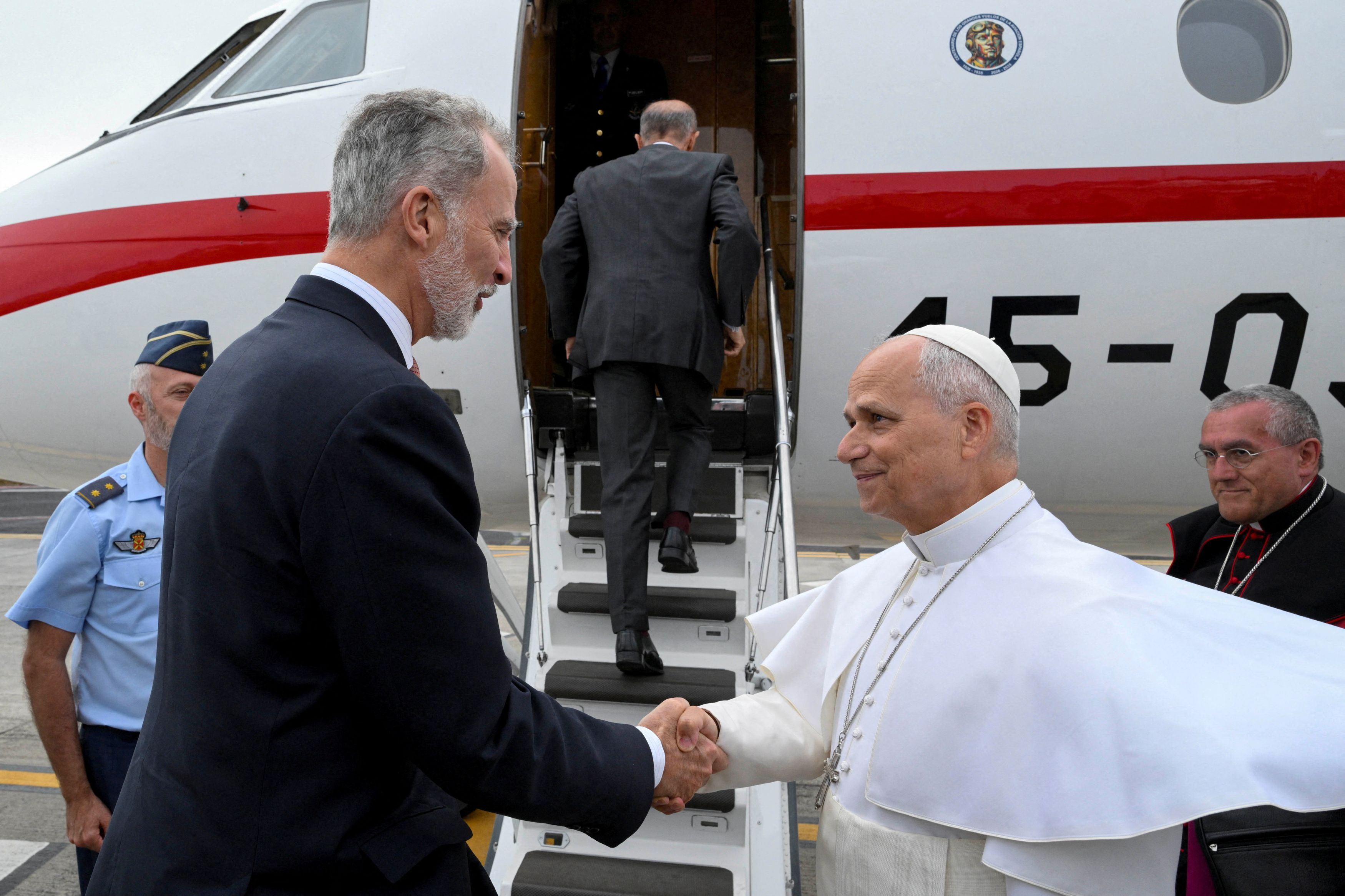 Il Papa saluta il re di Spagna prima di salire sul Falcon che gli ha messo a disposizione / Vatican Media