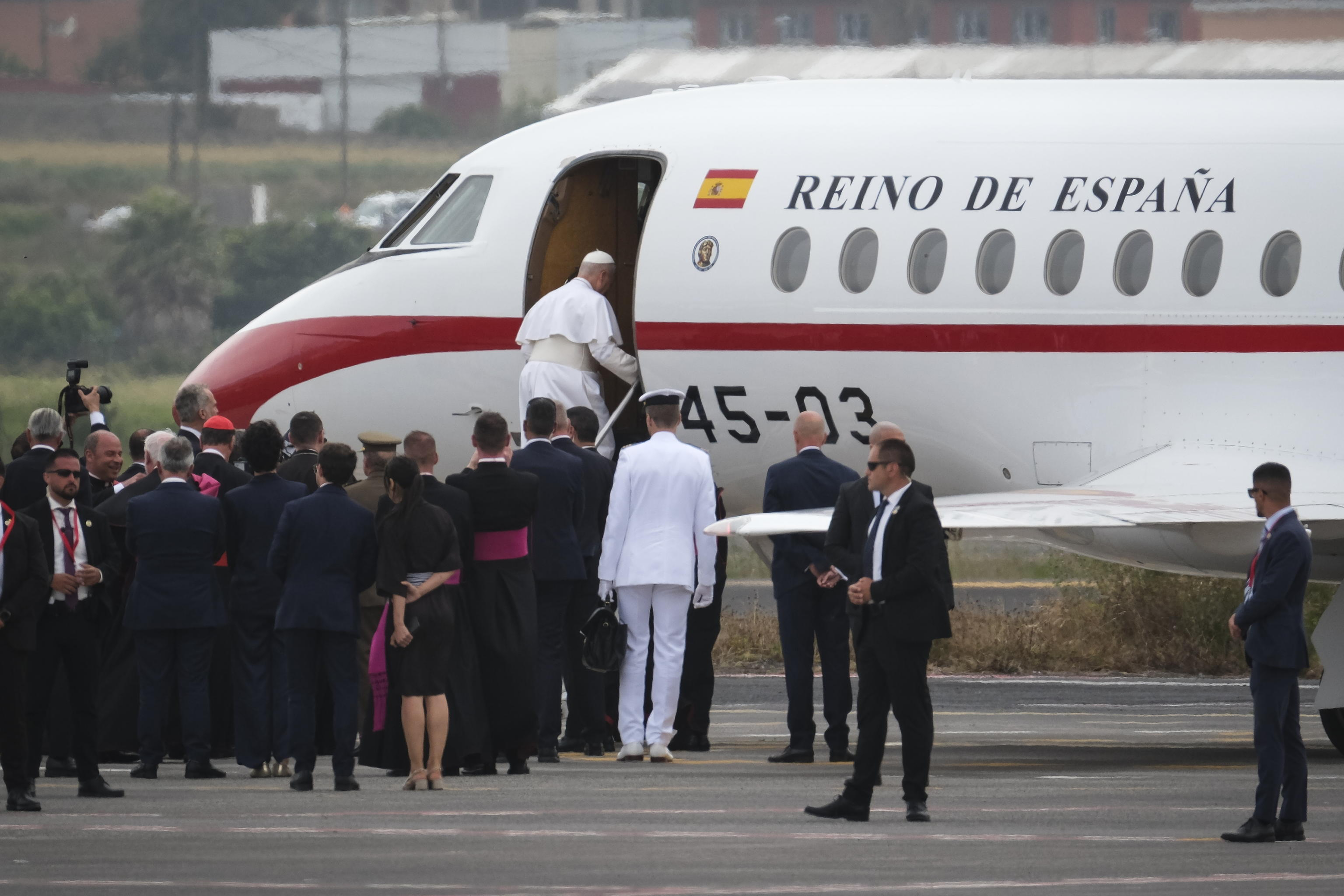 Il Papa sale sul Falcon messo da disposizione dal re di Spagna con cui rientrerà a Roma dall'isola di Tenerife / Ansa