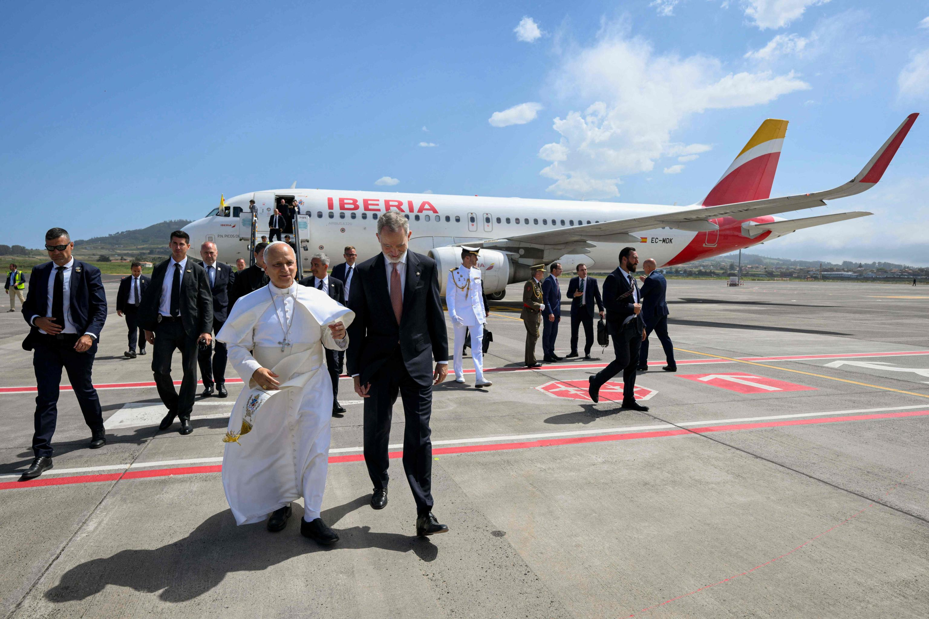 Il Papa lascia l'aereo Iberia in avaria accompagnato dal re di Spagna / VATICAN MEDIA
