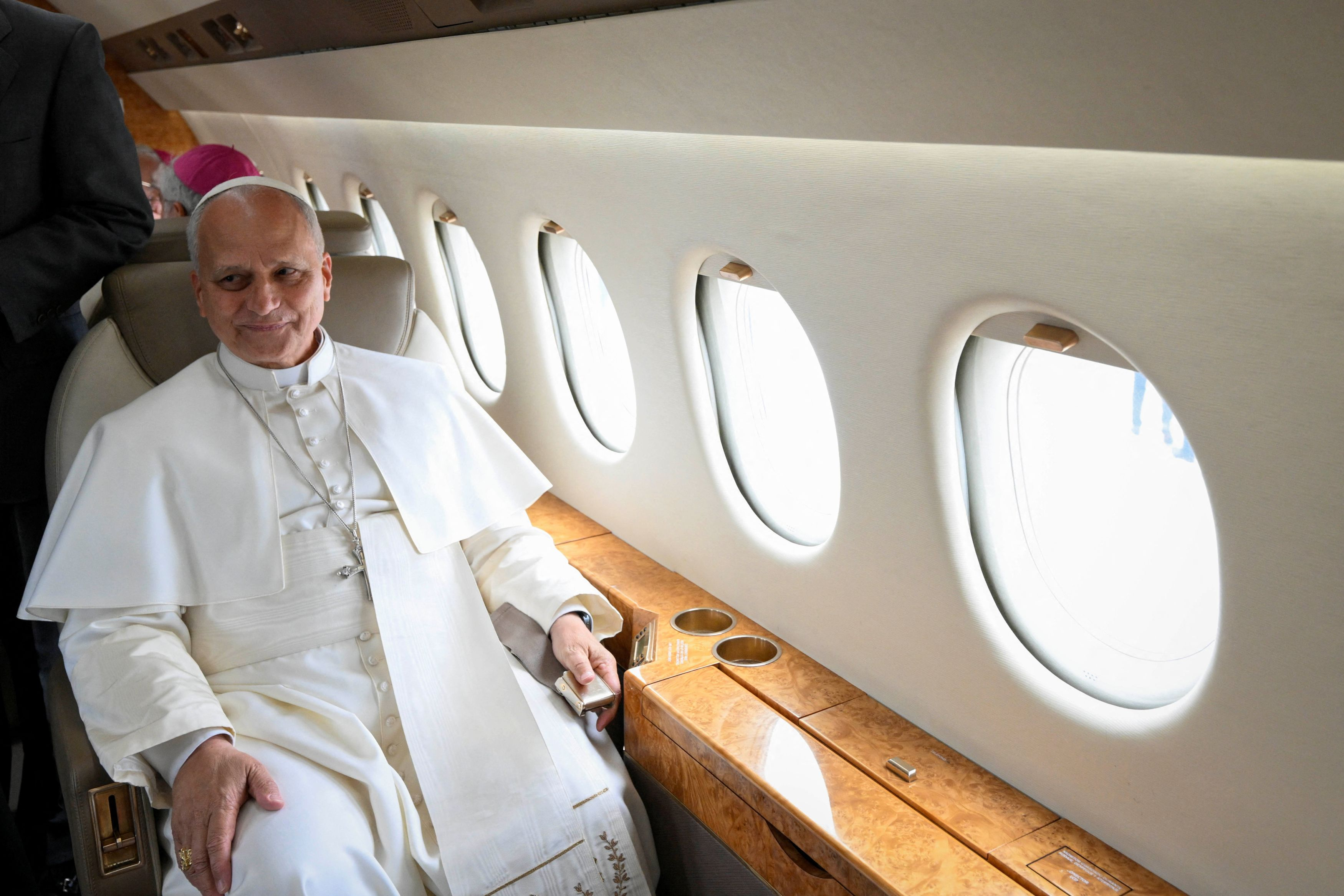 Il Papa dentro il Falcon messo da disposizione dal re di Spagna con cui rientrerà a Roma / Vatican Media