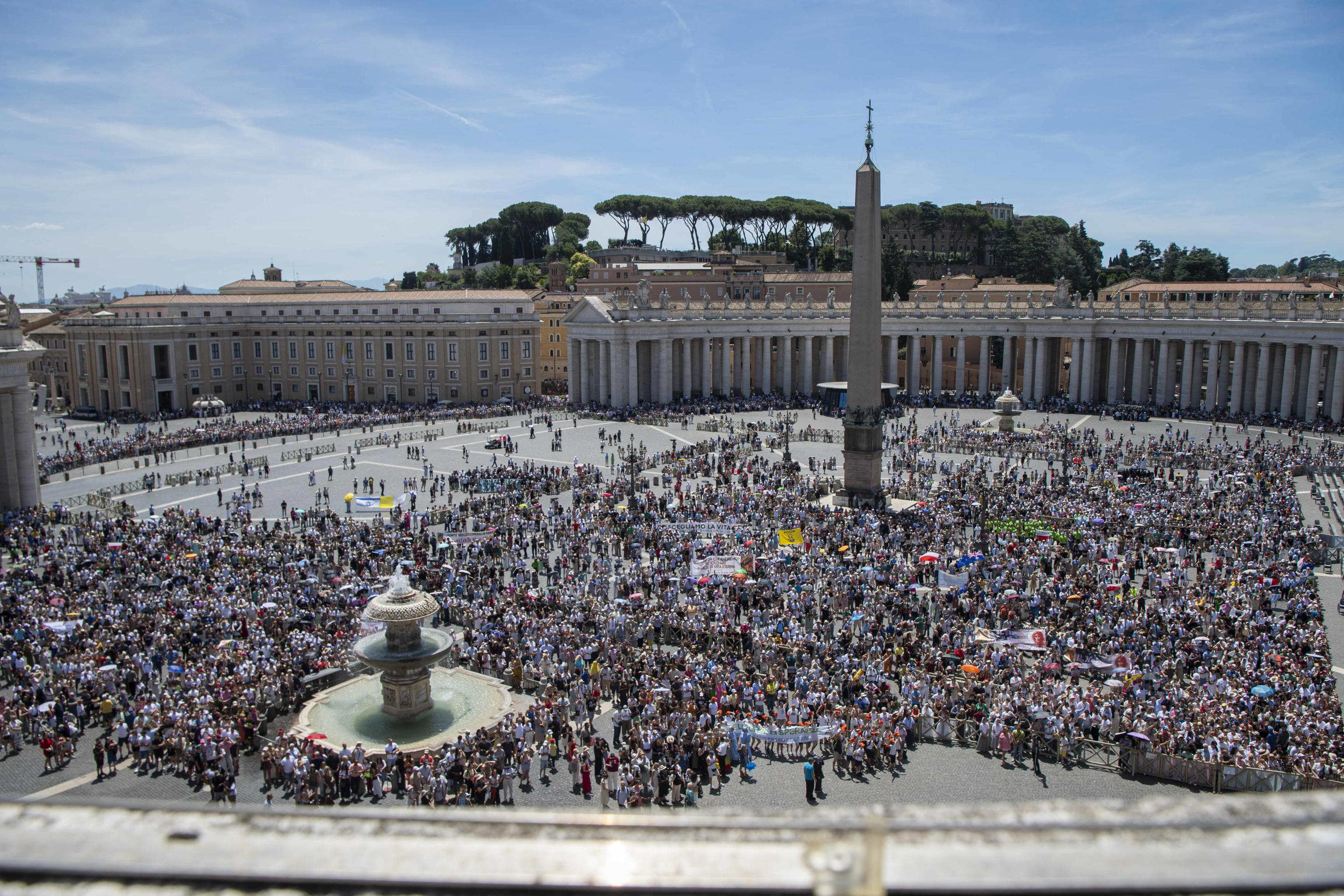 Fedeli in piazza San Pietro per la preghiera dell'Angelus, 14 giugno 2026 - (Vatican Media)