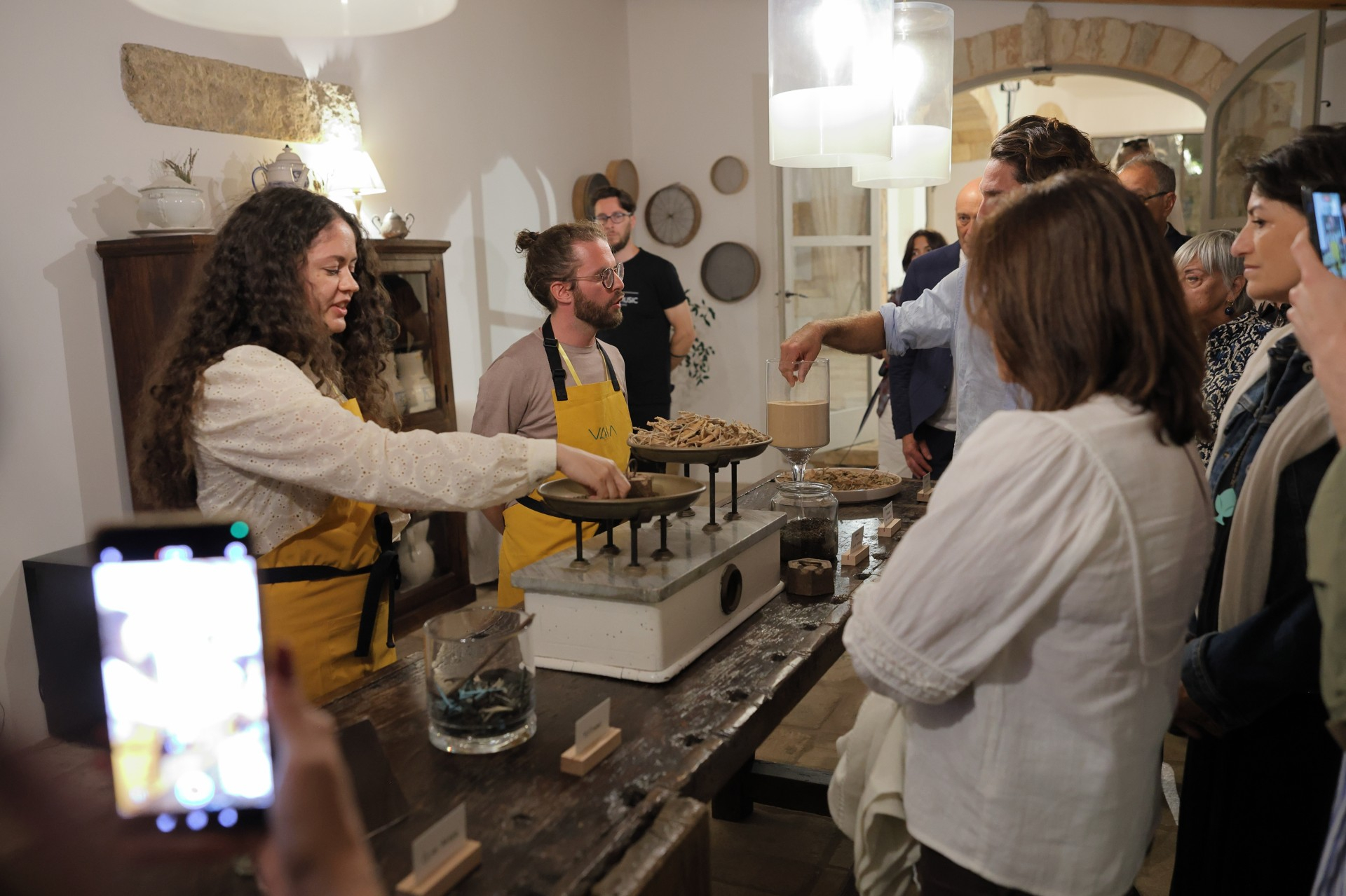 Federico Stefani, co-founder e presidente di Vaia, durante l’evento di lancio del 12 giugno, mentre spiega il processo che porta allo sviluppo del nuovo materiale usato per le cover