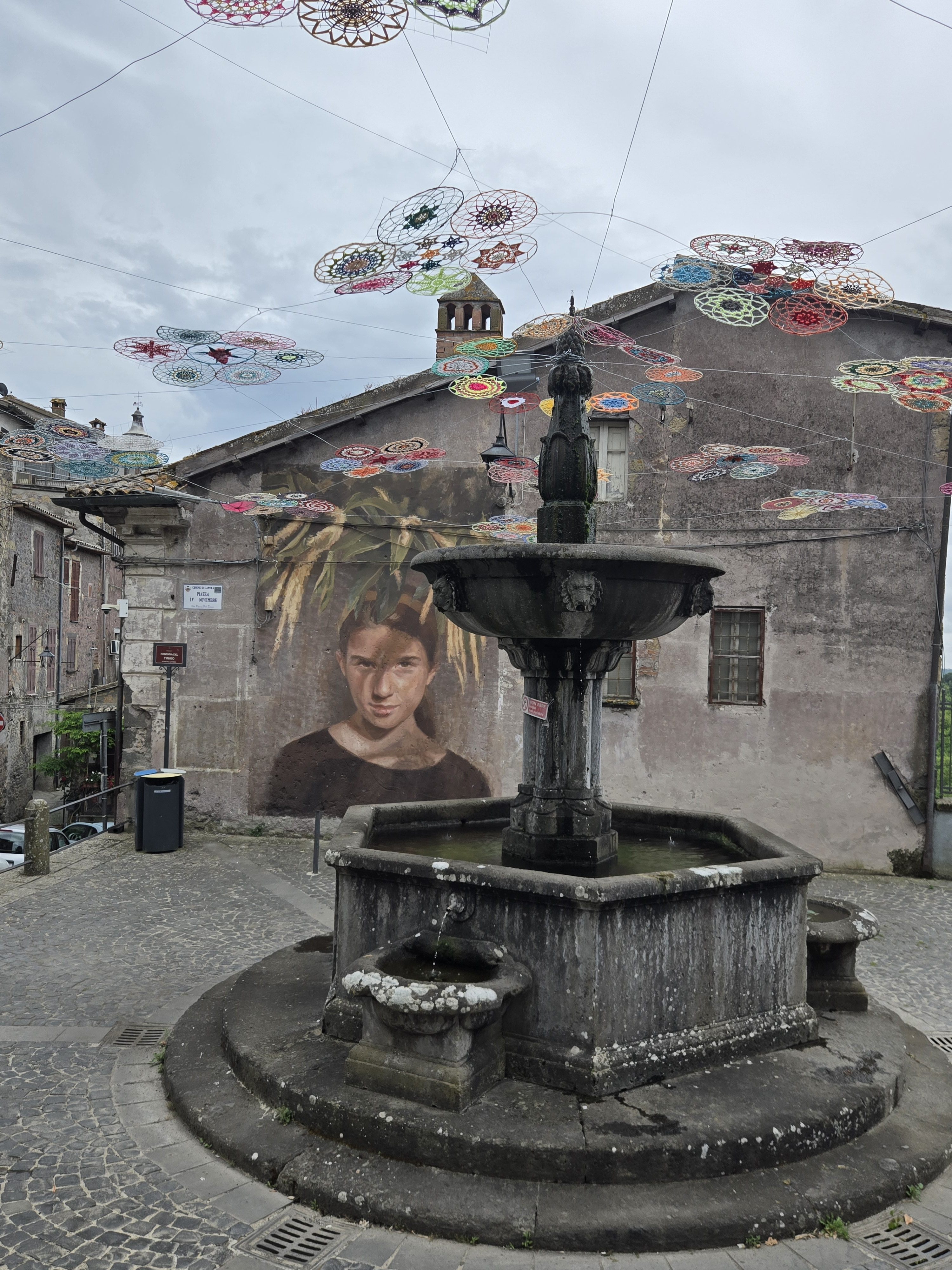 I murales di Làtera, con i lavori a maglia delle abitanti. La valorizzazione del borgo attraverso l'arte contemporanea