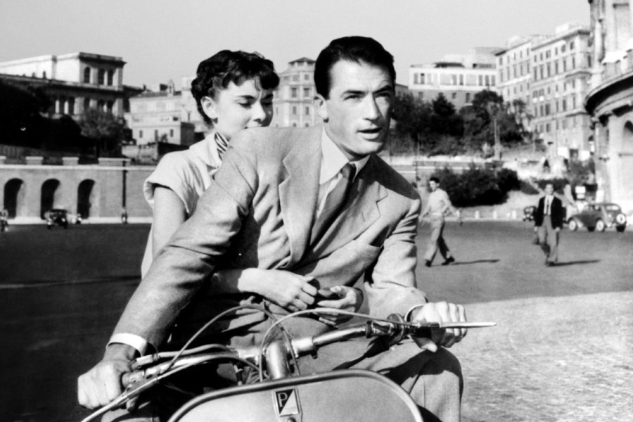 Audrey Hepburn e Gregory Peck nelle celebri sequenze di "Vacanze Romane" (1953)