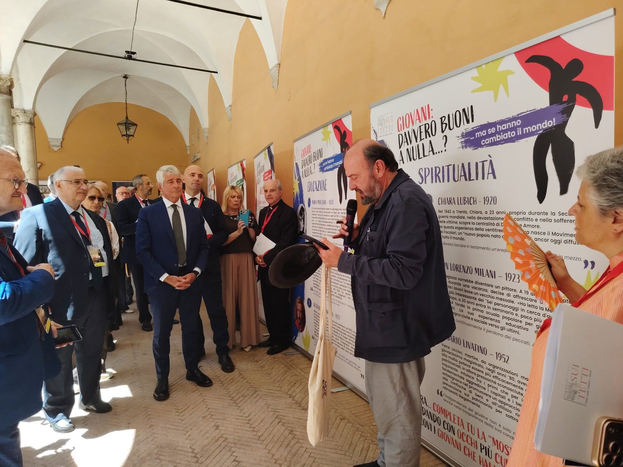 Il poeta Davide Rondoni, anch'egli intervenuto al Festival, durante una sua lettura di versi nelle giornate della manifestazione romana