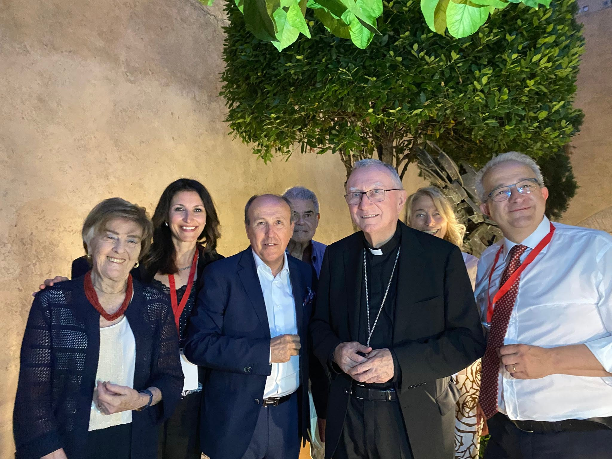 Da destra, Domenico Menorello, il cardinale Parolin e alcuni organizzatori e animatori del Festival
