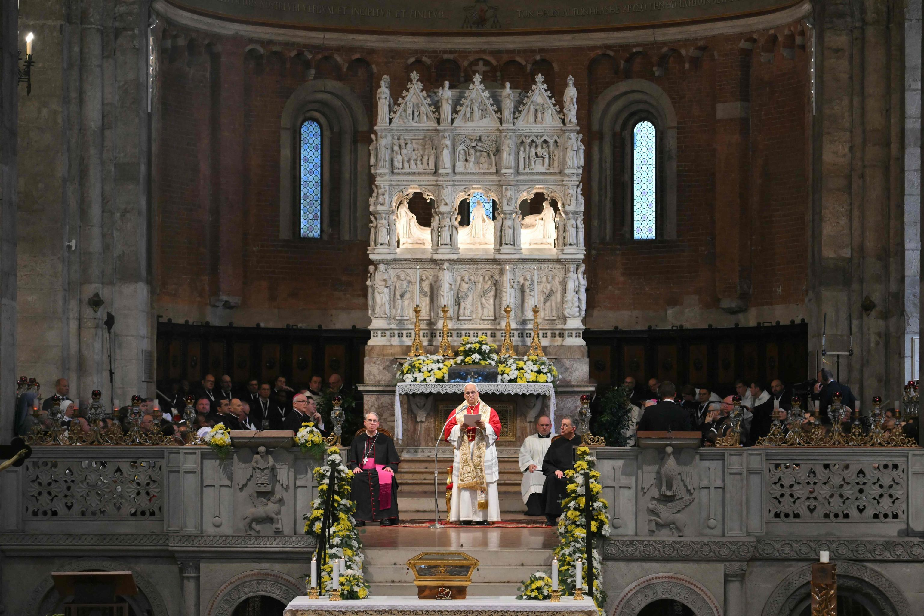 Papa Leone XIV davanti alla reliquie di sant'Agostino nella Basilica di San Pietro in Ciel d'Oro a Pavia / AFP 