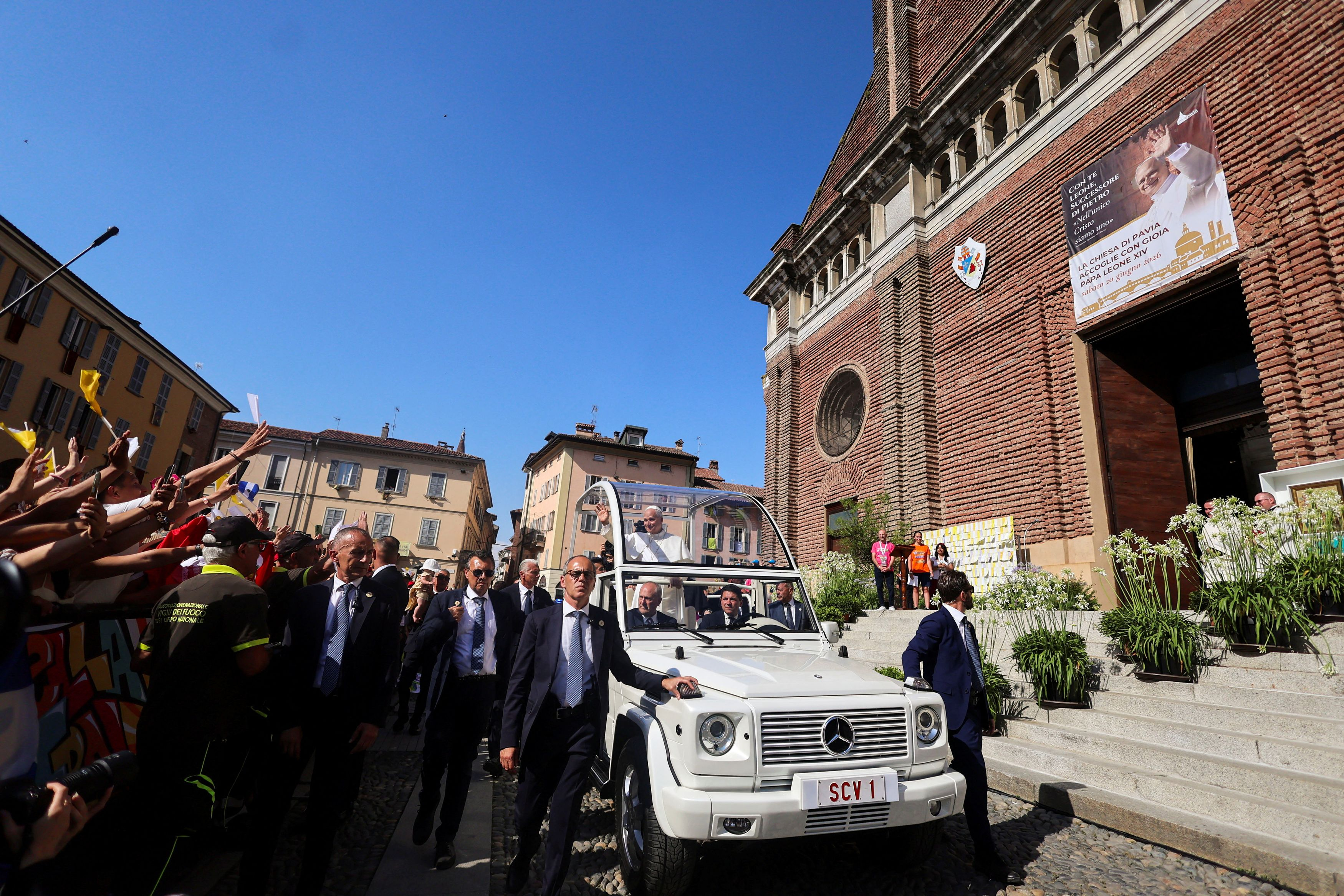 Il Papa saluta la folla di fronte al Duomo di Pavia / REUTERS