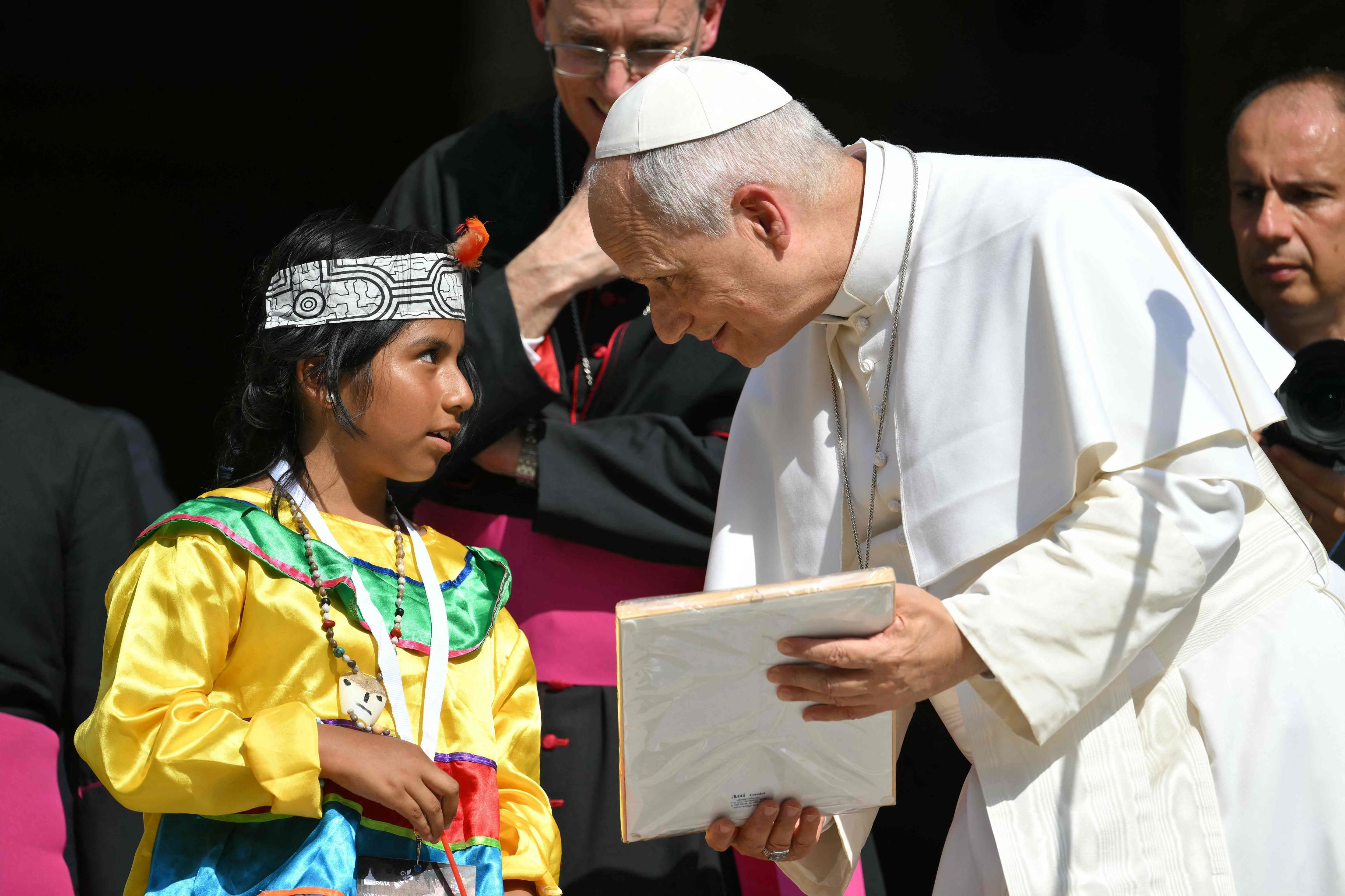 Papa Leone XIV con i ragazzi di fronte al Duomo di Pavia / AFP