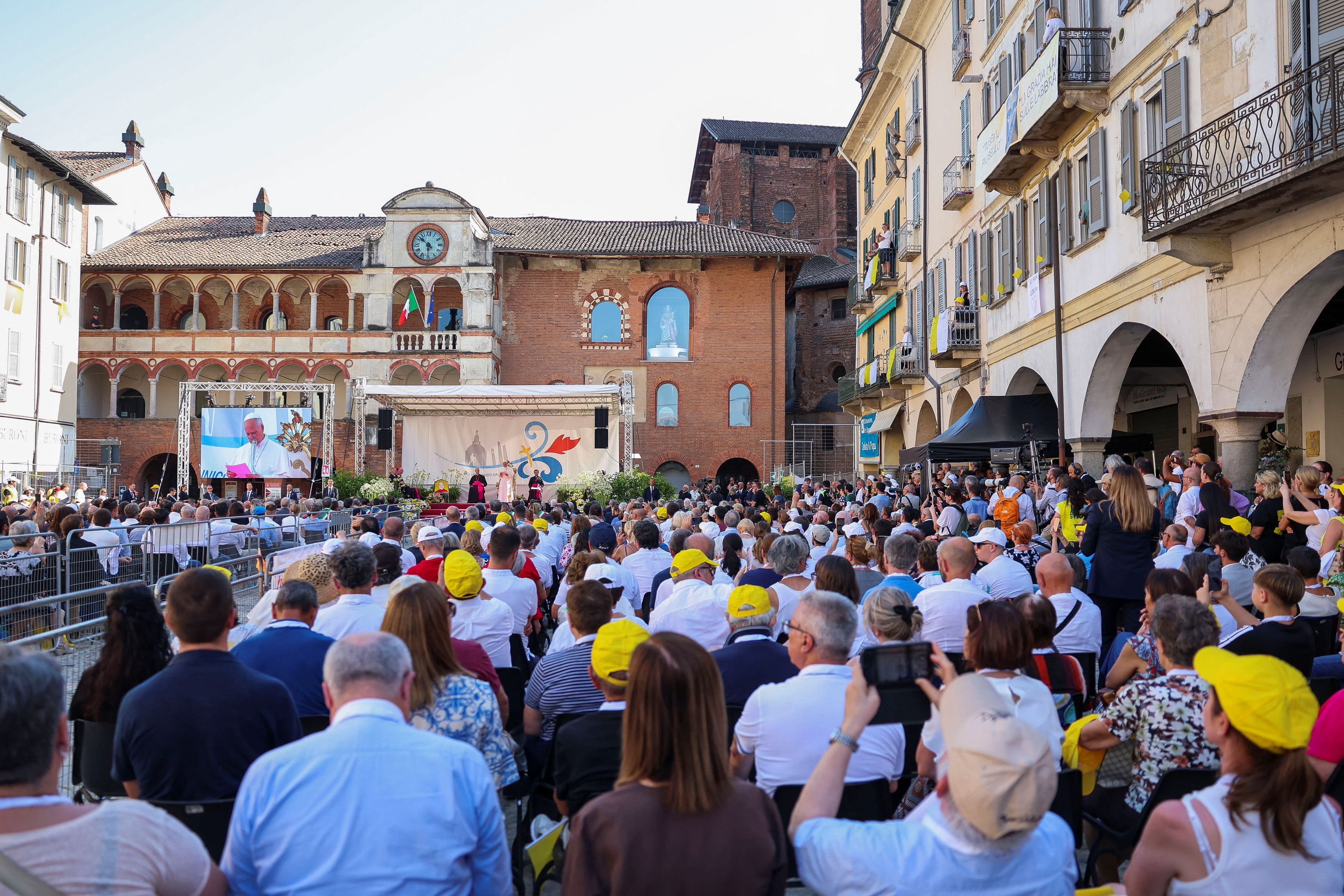 Leone XIV in piazza della Vittoria a Pavia nell'incontro con la città / REUTERS