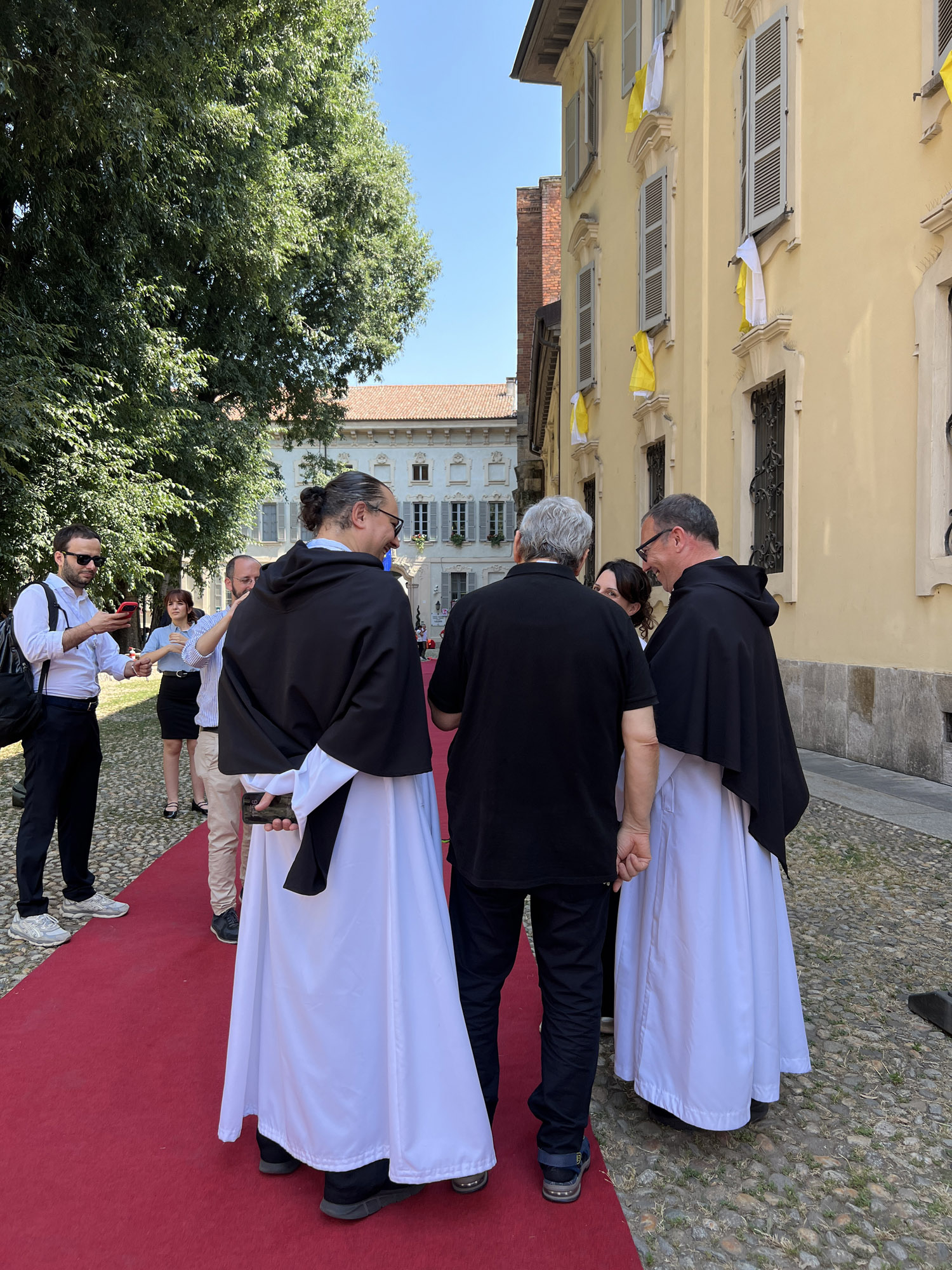 I religiosi agostiniani davanti della Basilica di San Pietro in Ciel d'Oro a Pavia / Avvenire