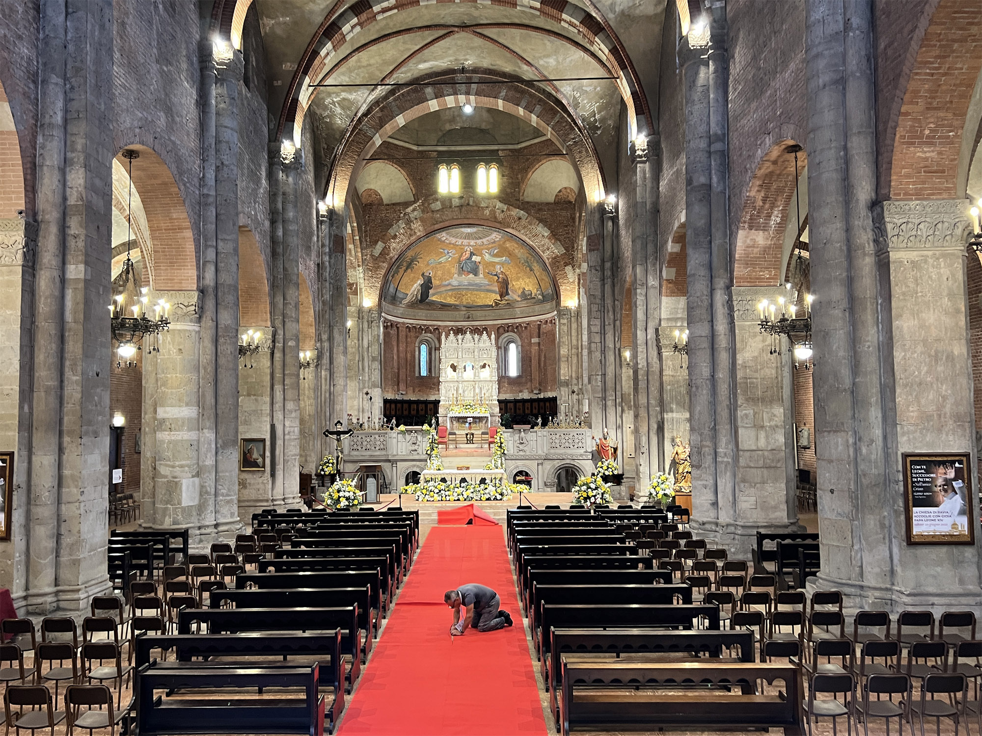 A Pavia la preparazione della Basilica di San Pietro in Ciel d'Oro dove, nell'Arca al centro della chiesa, sono custodite le reliquie di sant'Agostino di fronte a cui papa Leone XIV pregherà / Avvenire