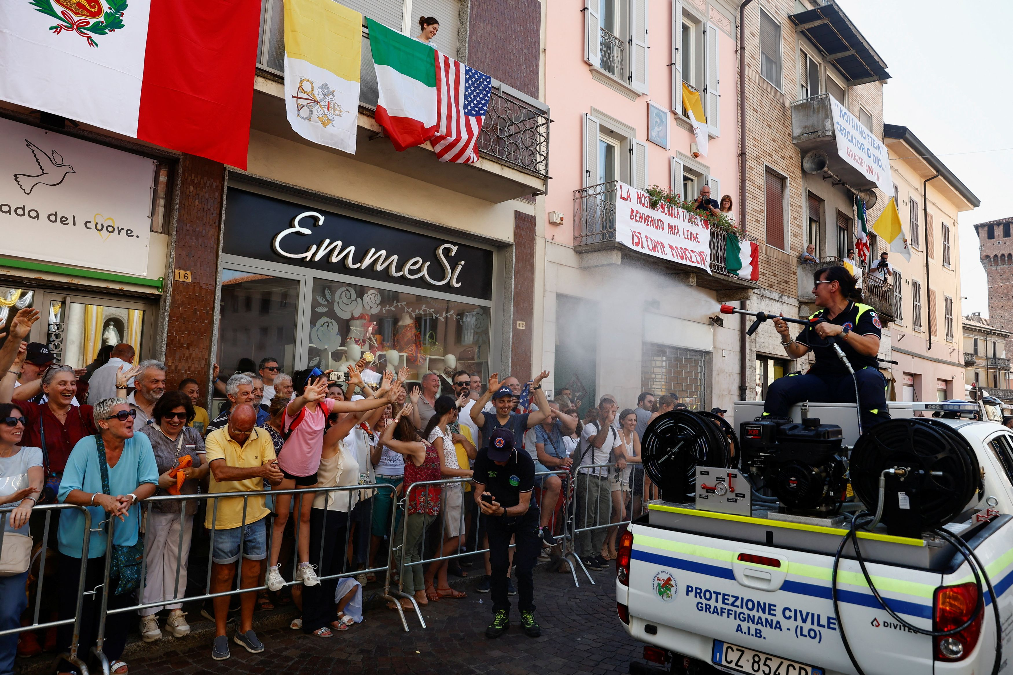 I pellegrini in attesa del Papa sotto il sole a picco lungo le strade di Pavia / REUTERS