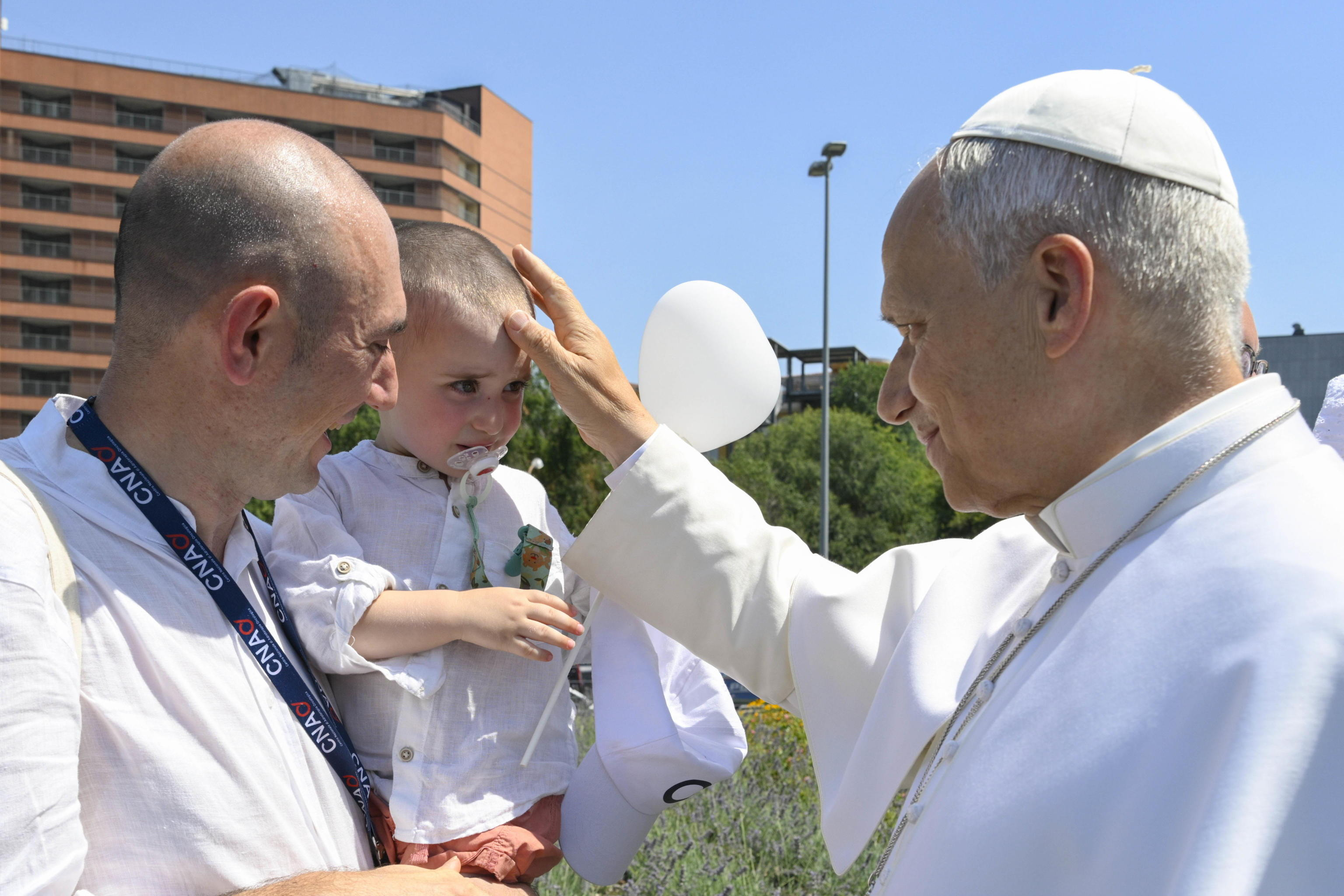 Leone XIV con i piccoli pazienti in cura al Centro nazionale di adroterapia oncologica di Pavia /VATICAN MEDIA 