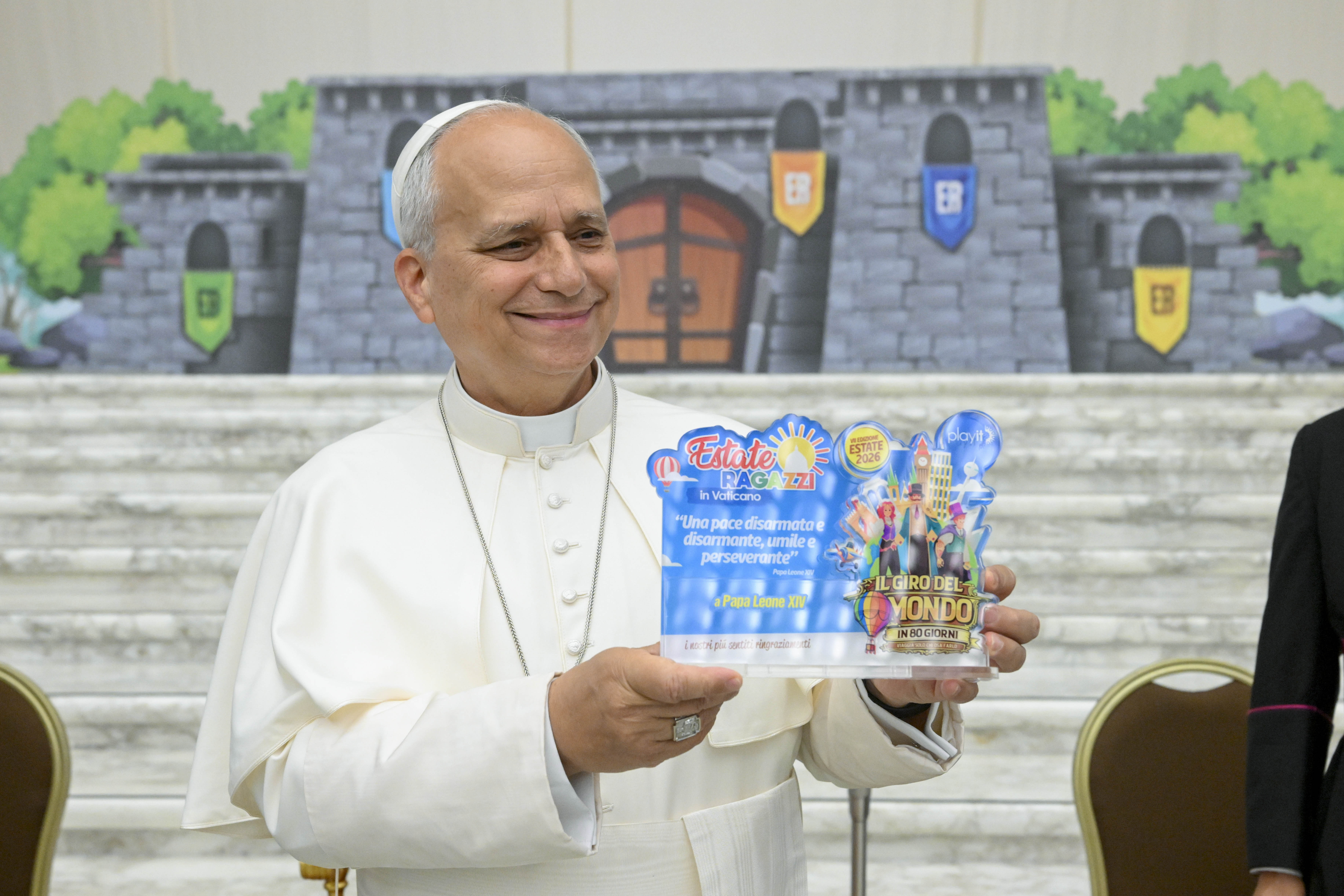 Al termine della visita, secondo il tema scelto per il centro estivo, il Papa viene nominato "capo esploratore" e gli vengono consegnati il kit dell’esploratore e una targa dell’Estate Ragazzi / Vatican Media