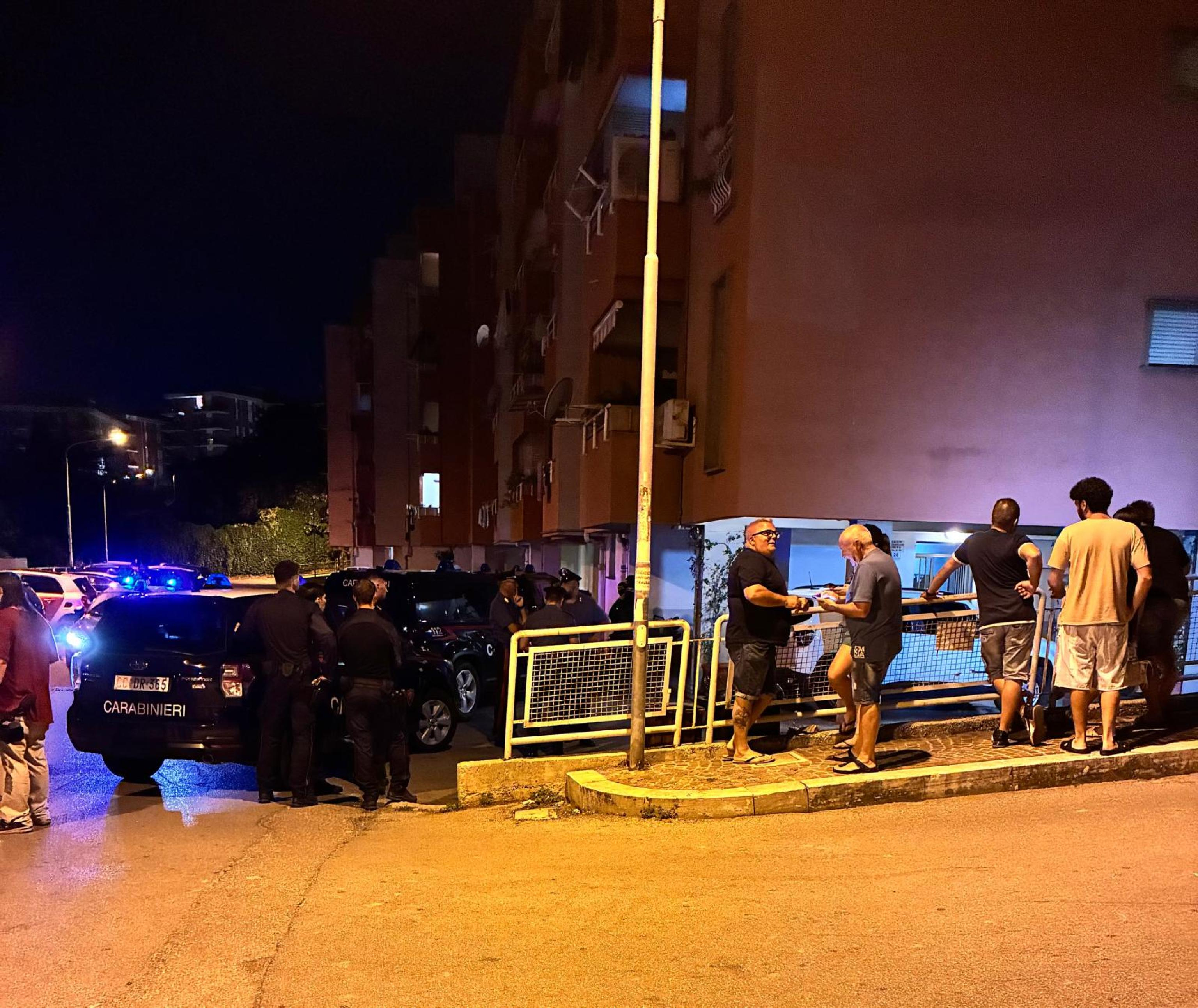 Il momento del ritrovamento da parte dei Carabinieri di Sarah e Alisya, le due sorelle di 16 e 12 anni scomparse / ANSA
