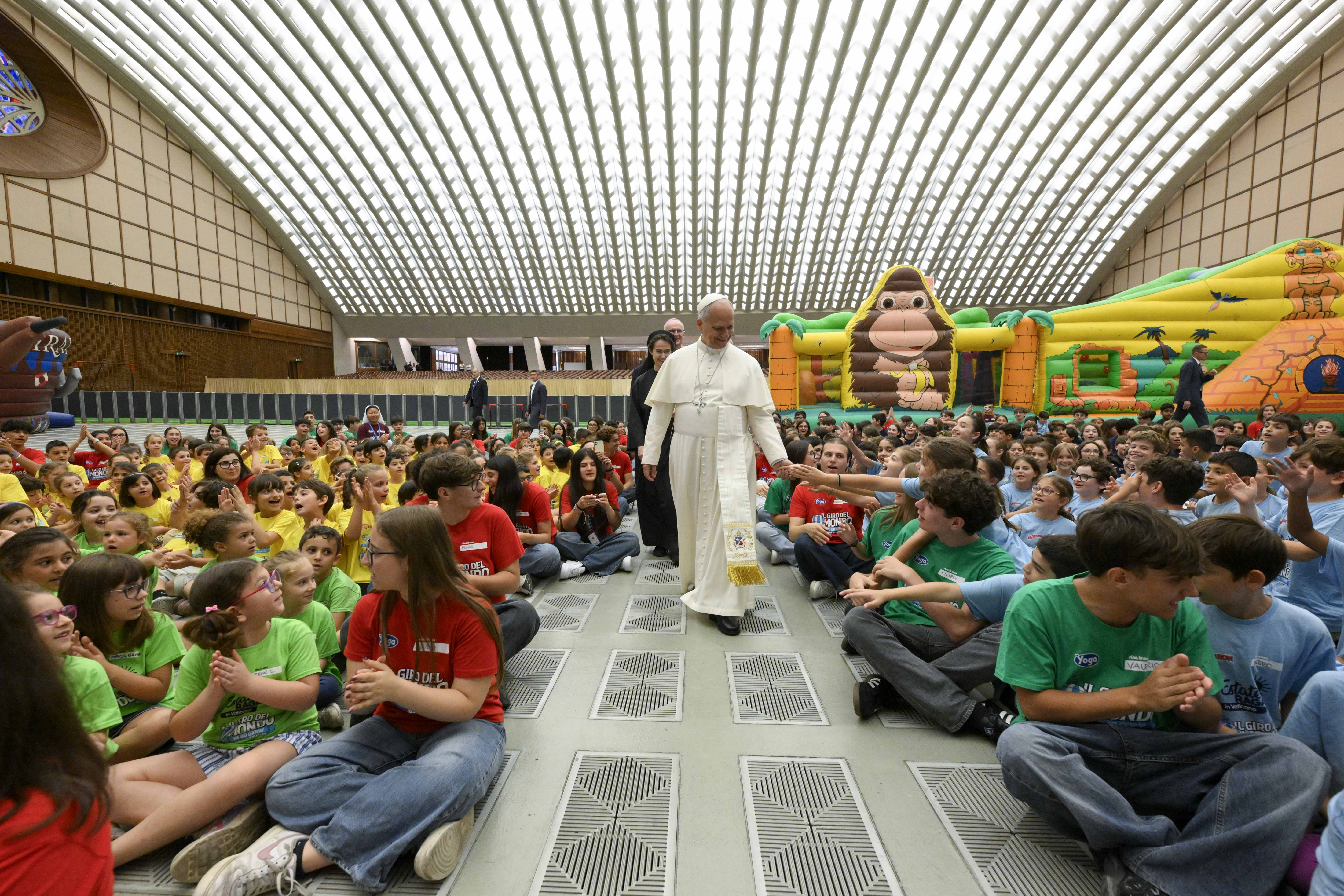 Leone XIV con i partecipanti al centro estivo in Aula Paolo VI / Vatican Media
