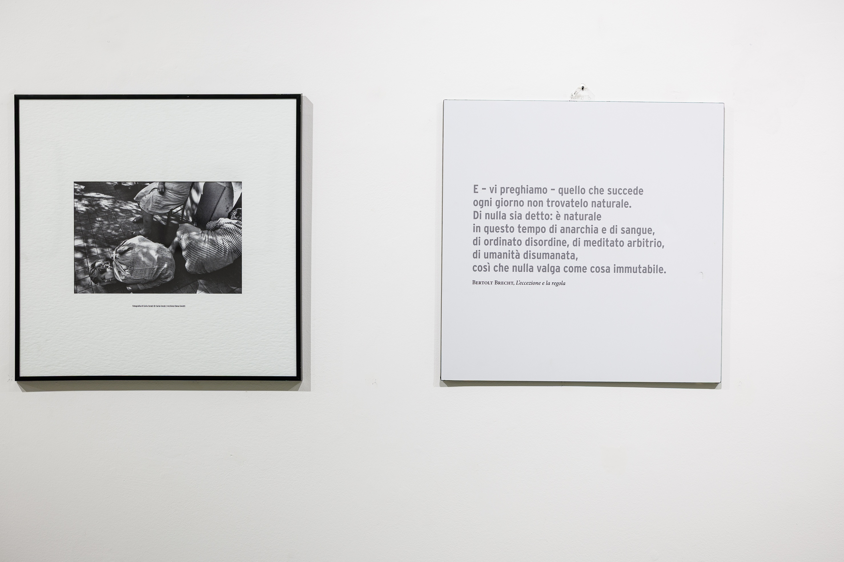 Morire di Classe, una foto dell'allestimento. Qui uno scatto di Carla Cerati con una frase di Bertolt Brecht / Gabriele Pallai