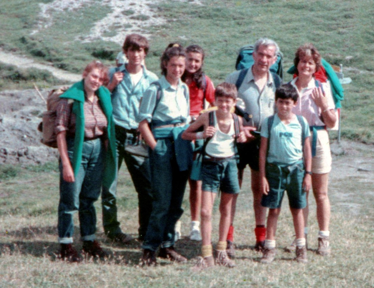 Una foto di famiglia con Carlo e Maria Casini insieme ai figli e ai nipoti